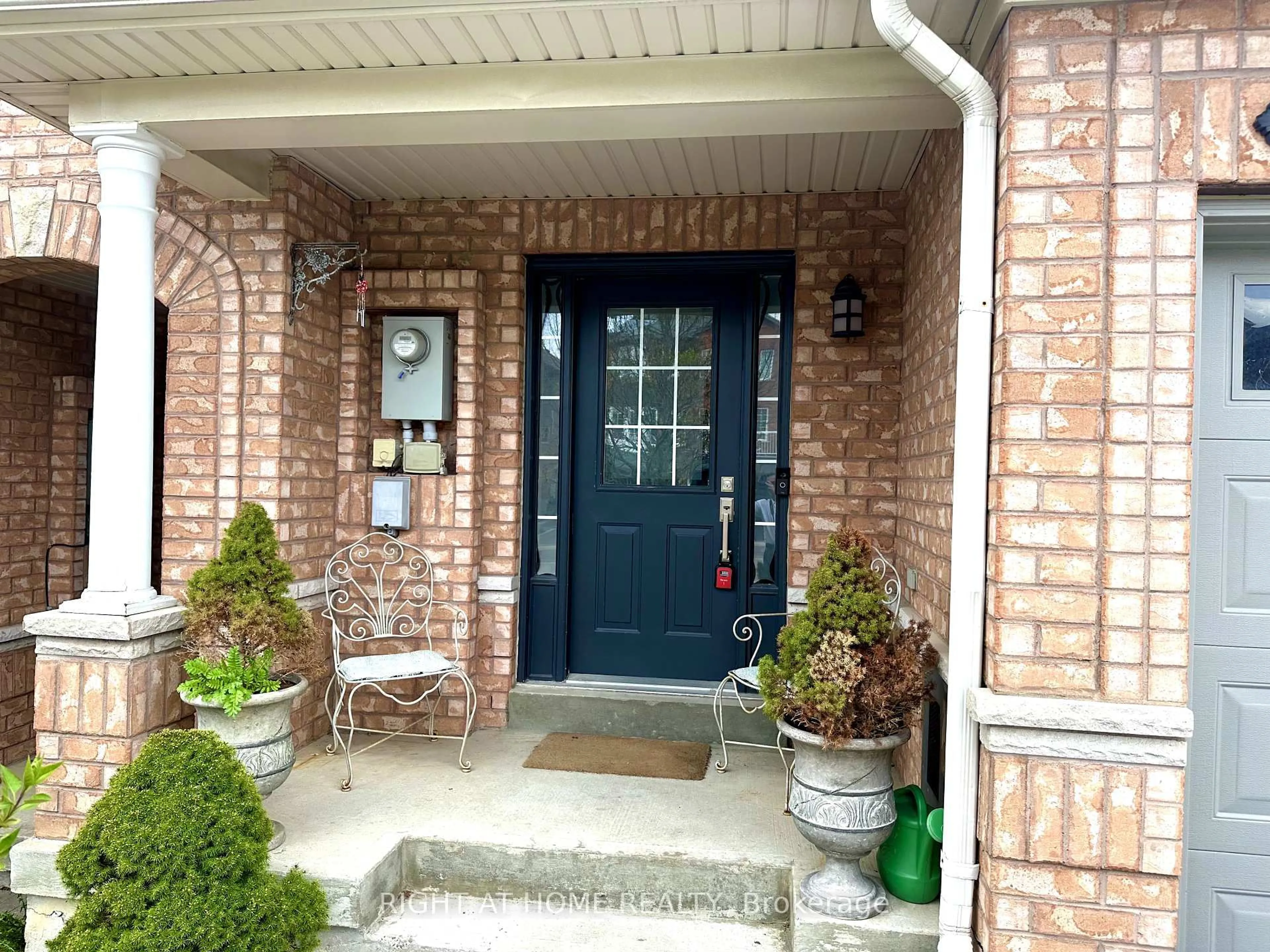 Indoor entryway for 32 Millcliff Circ, Aurora Ontario L4G 7N7