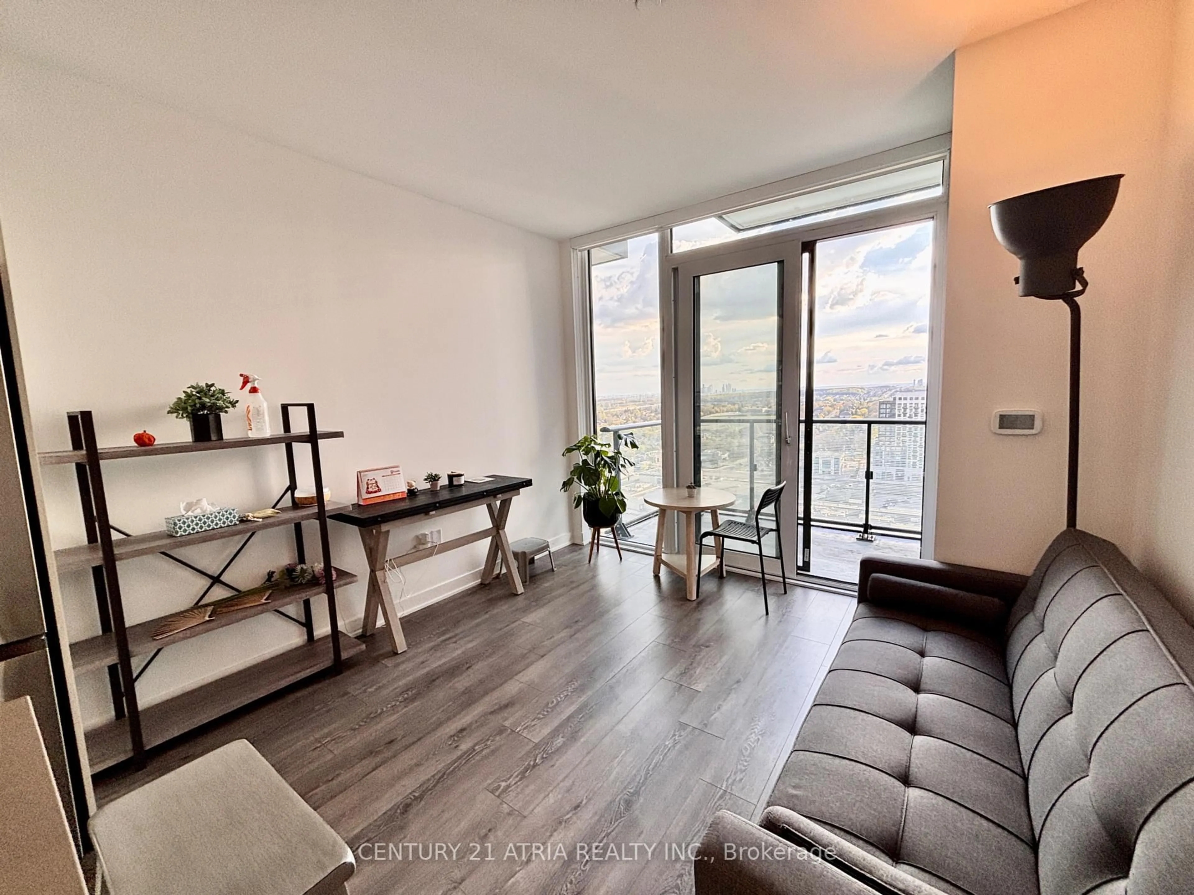 Living room with furniture, wood/laminate floor for 105 Oneida Cres #2101, Richmond Hill Ontario L4B 0H6