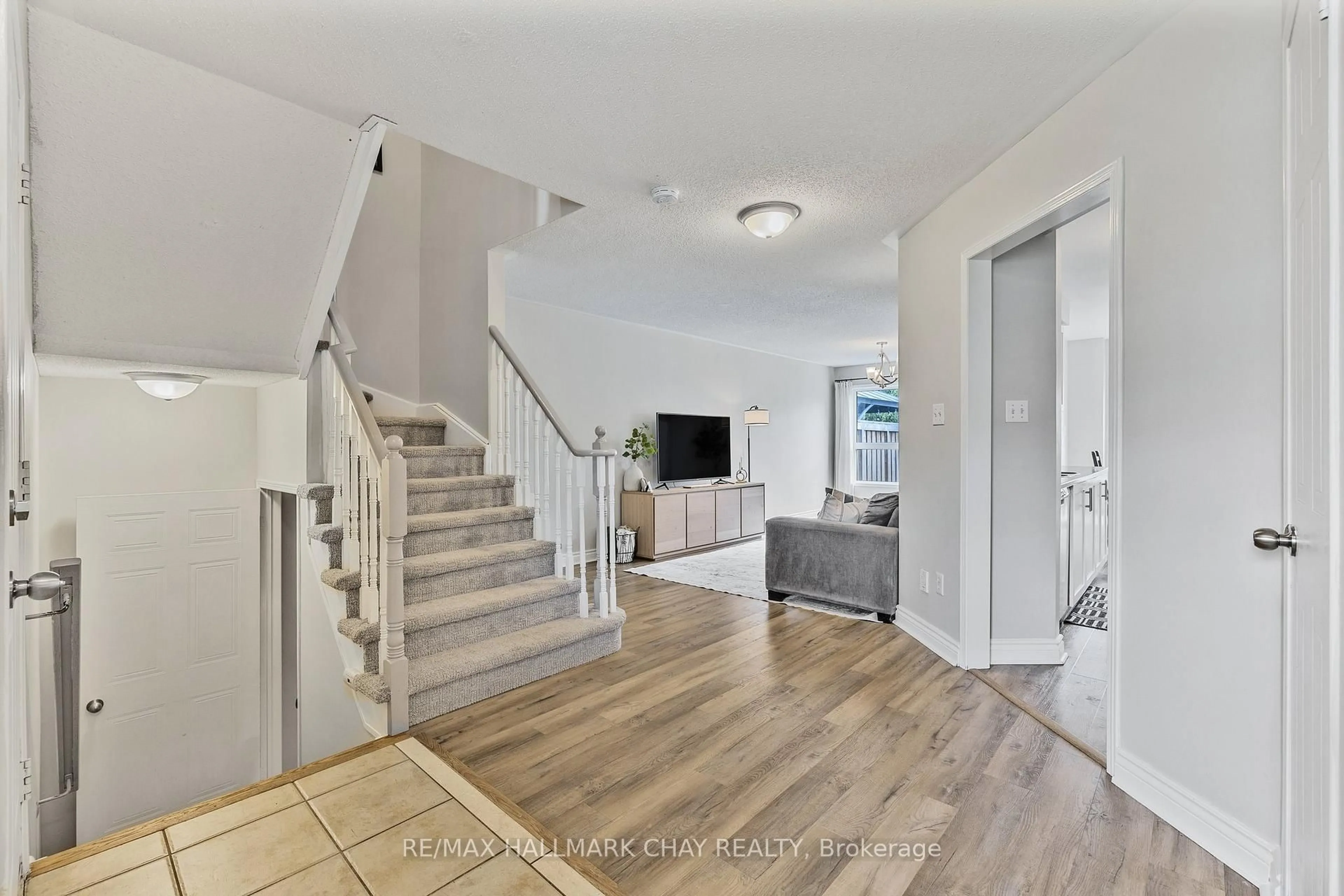 Indoor entryway for 4 Mcgahey St, New Tecumseth Ontario L0G 1W0