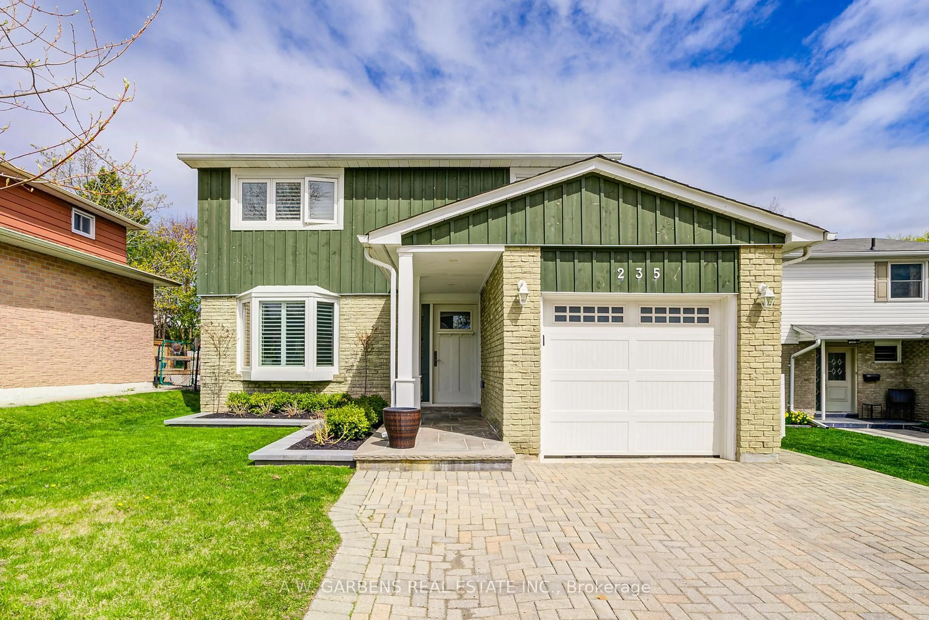 Home with vinyl exterior material, street for 235 Robinson Dr, Newmarket Ontario L3Y 5M4