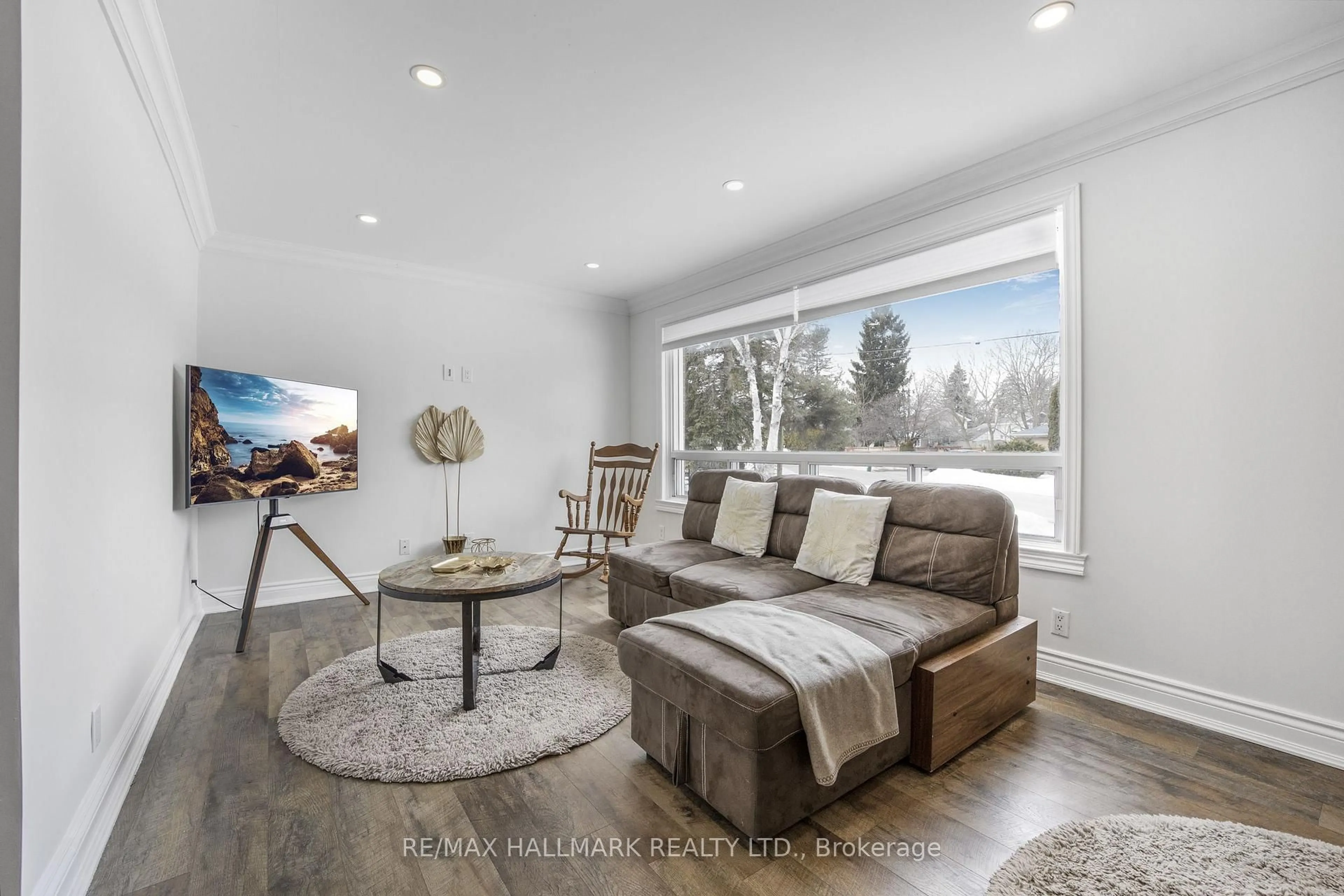 Living room with furniture, wood/laminate floor for 33 Patrick Dr, Aurora Ontario L4G 2A6