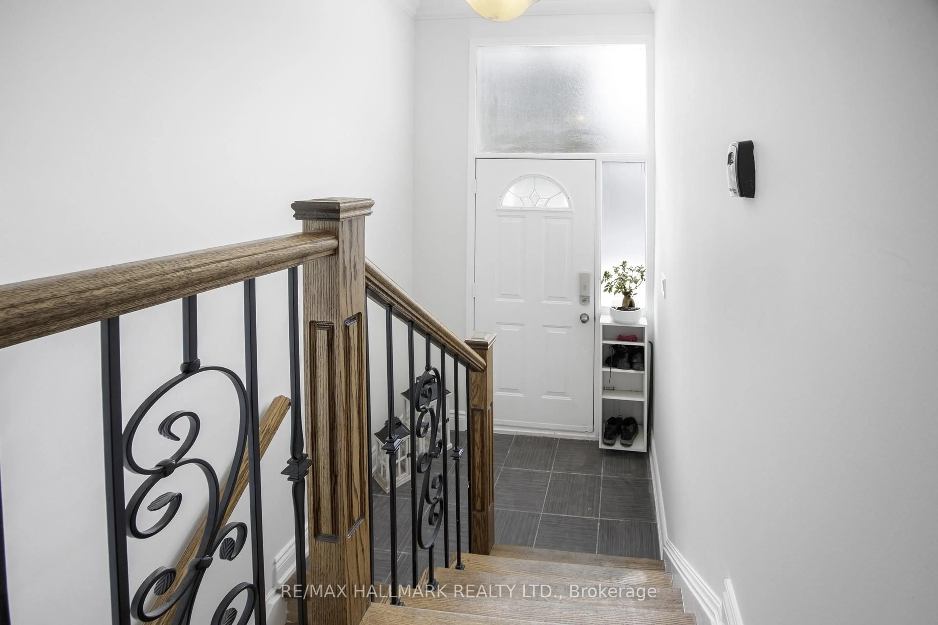 Indoor entryway for 33 Patrick Dr, Aurora Ontario L4G 2A6