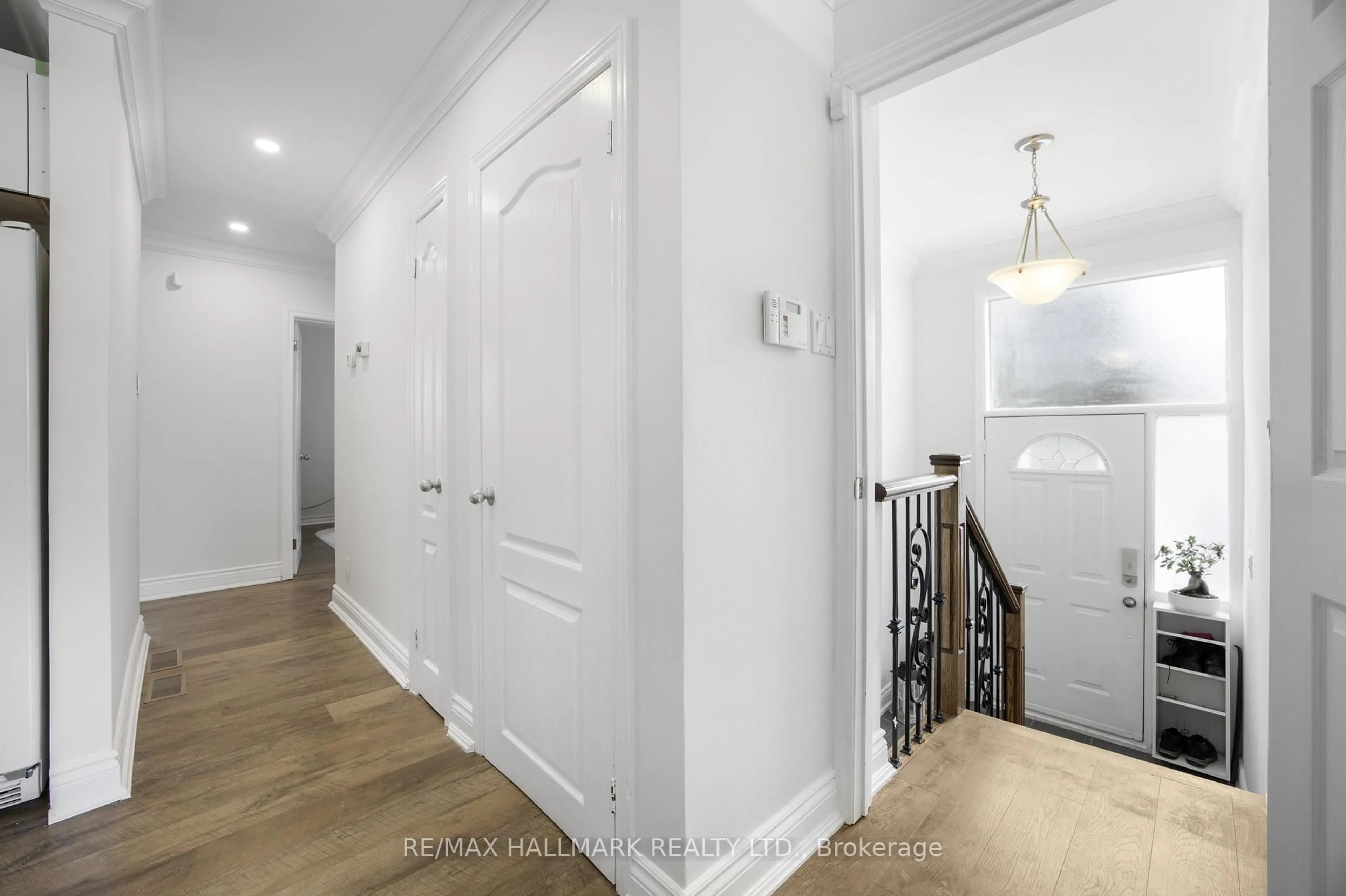 Indoor entryway for 33 Patrick Dr, Aurora Ontario L4G 2A6