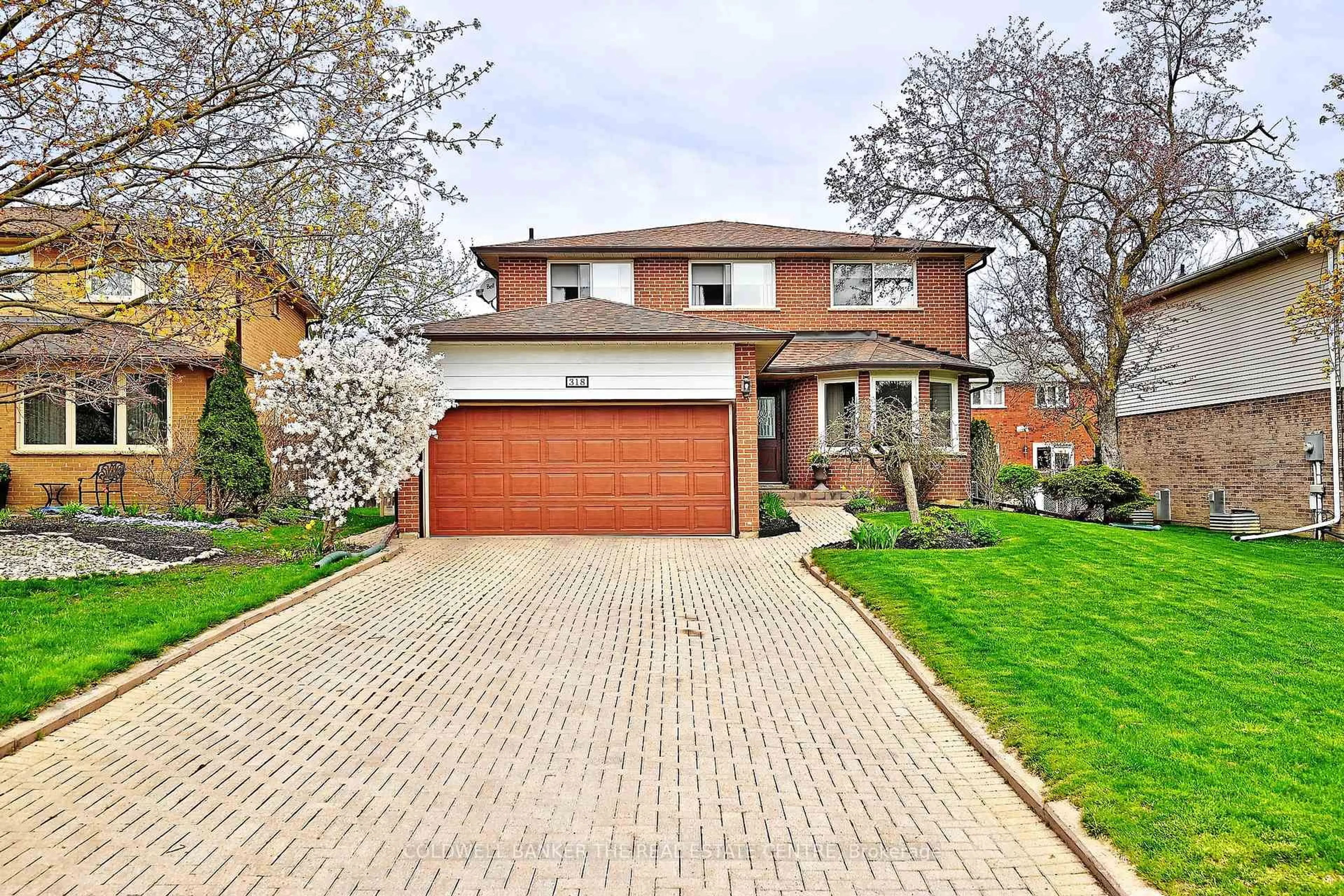 Home with brick exterior material, street for 318 Liverpool Rd, Newmarket Ontario L3Y 6G2