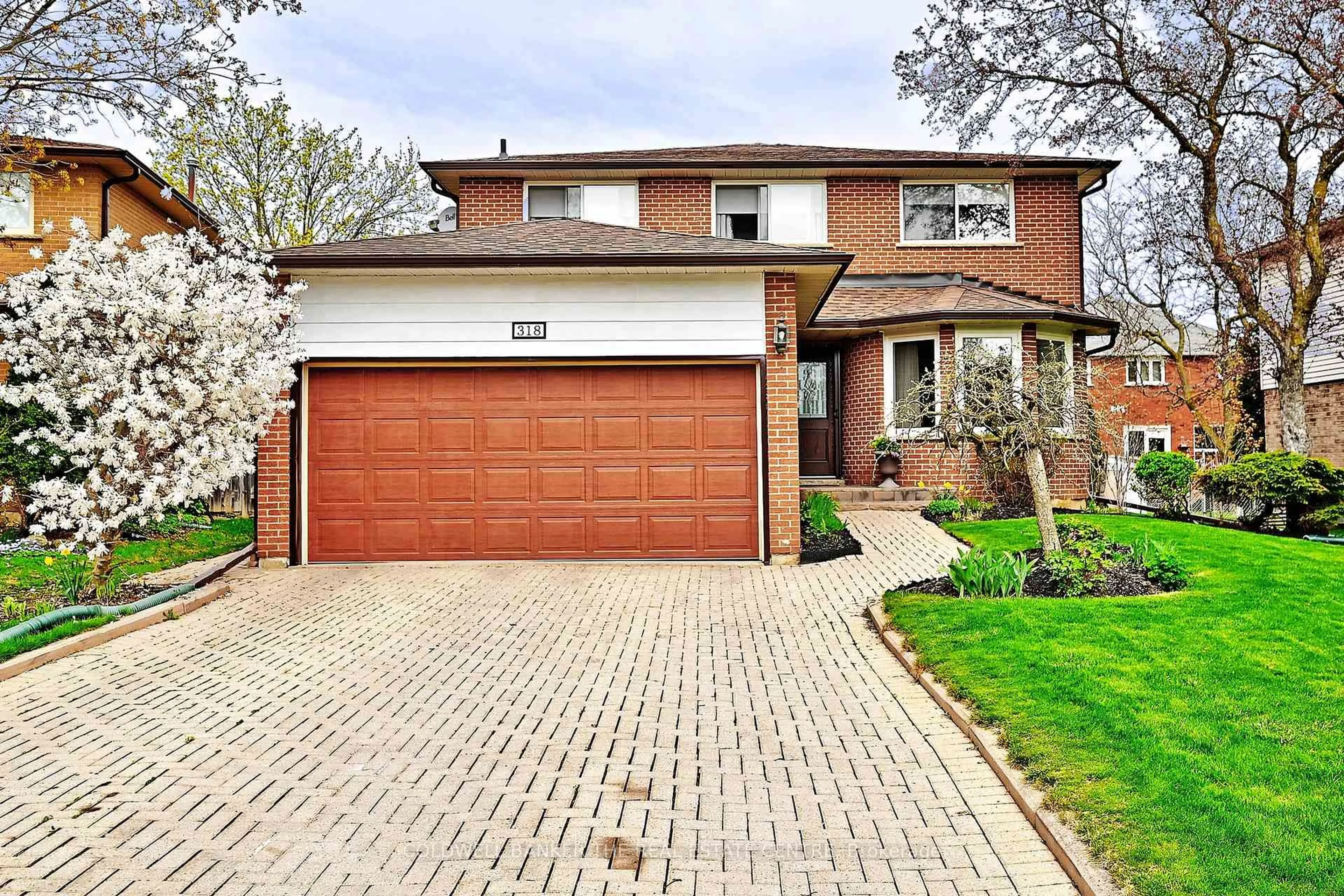 Home with brick exterior material, street for 318 Liverpool Rd, Newmarket Ontario L3Y 6G2