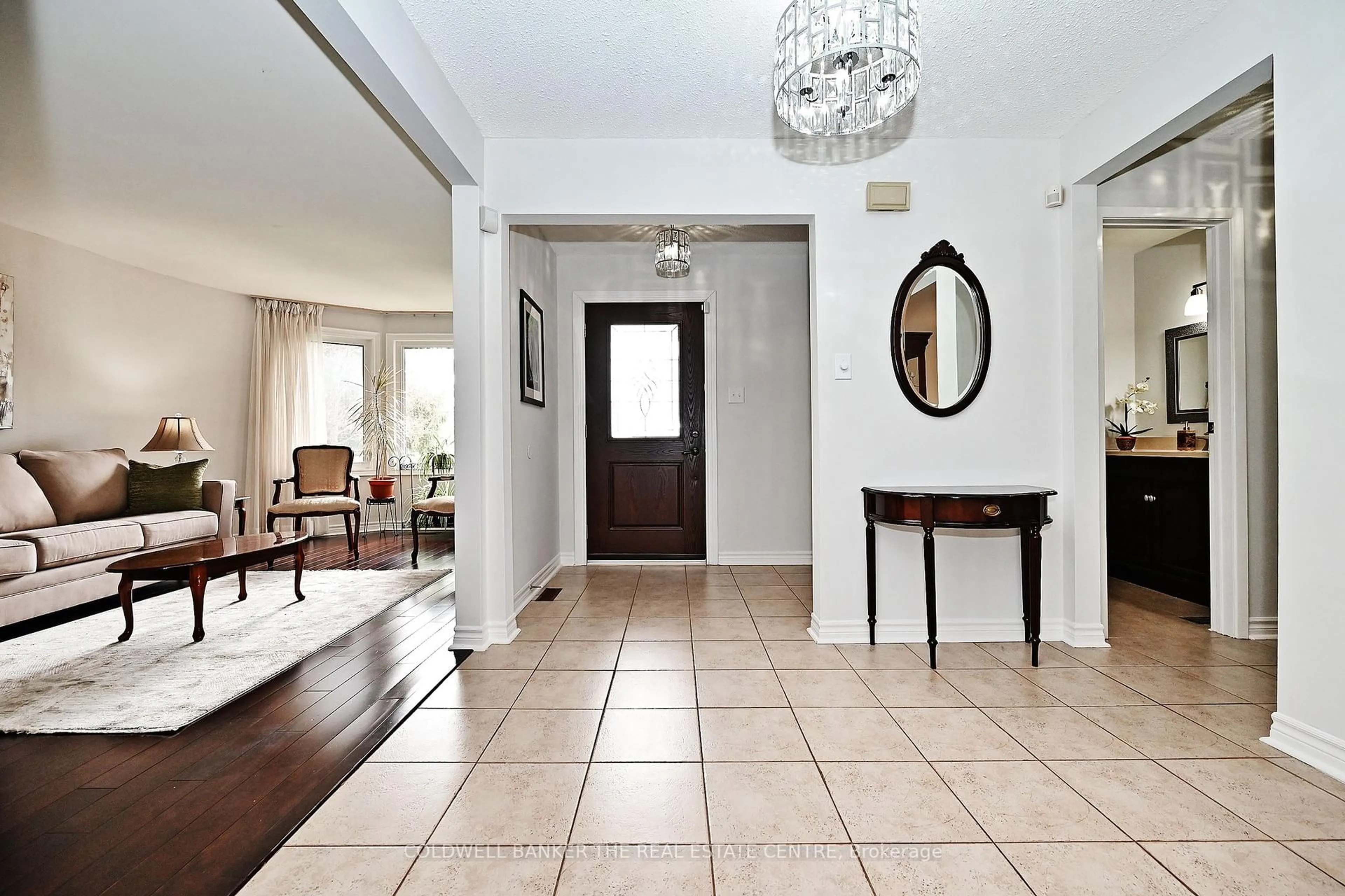 Indoor foyer for 318 Liverpool Rd, Newmarket Ontario L3Y 6G2