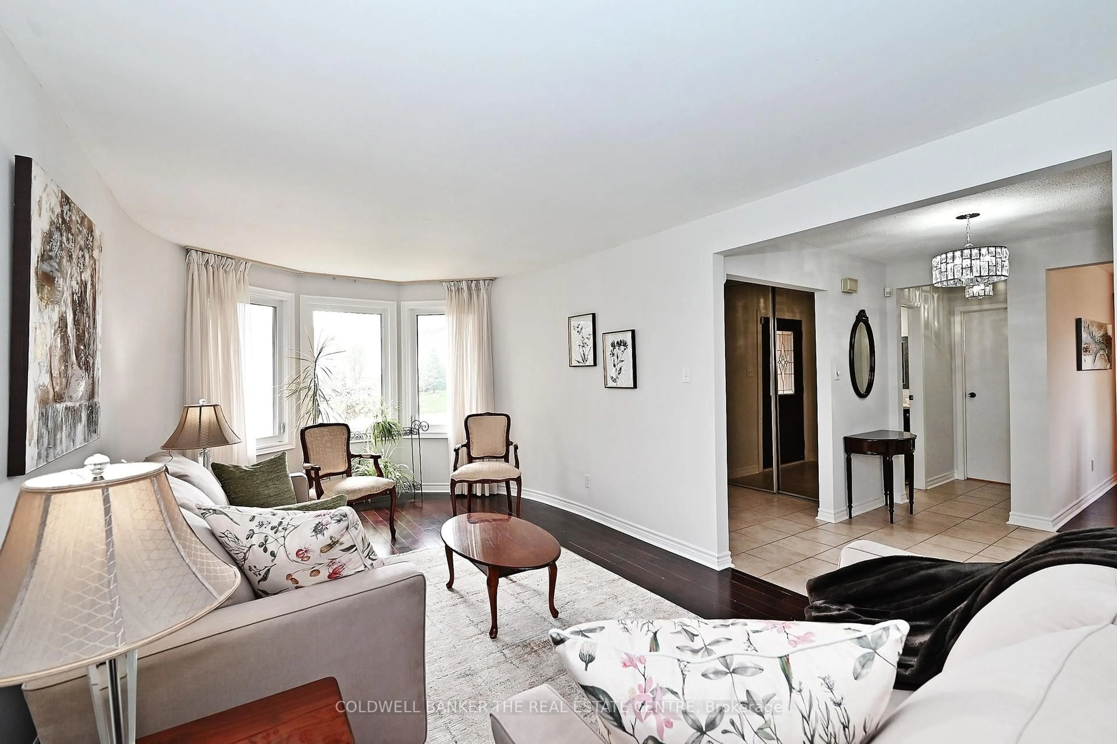 Living room with furniture, unknown for 318 Liverpool Rd, Newmarket Ontario L3Y 6G2