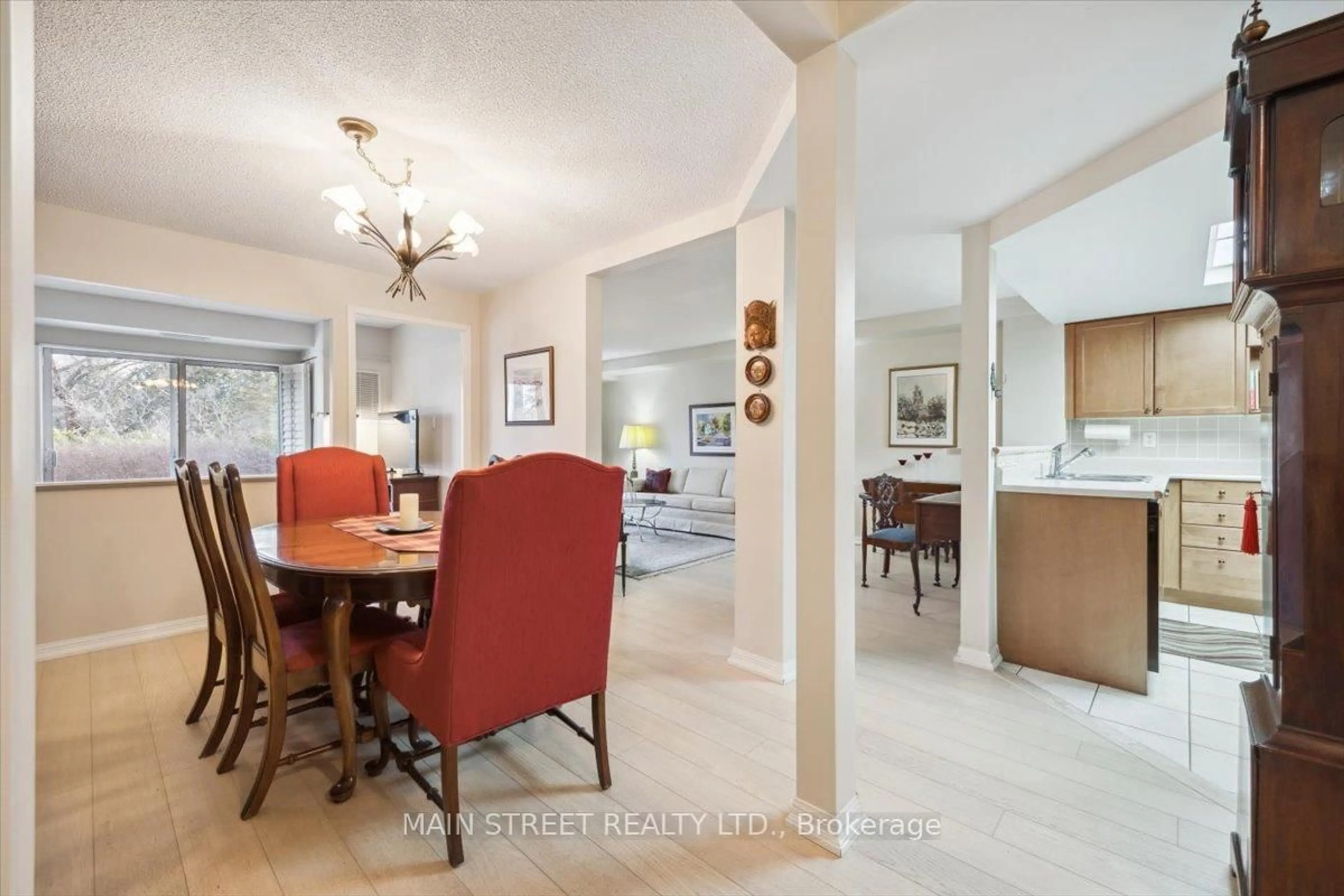 Dining room, ceramic/tile floor for 900 Bogart Mill Tr #112, Newmarket Ontario L3Y 8V5