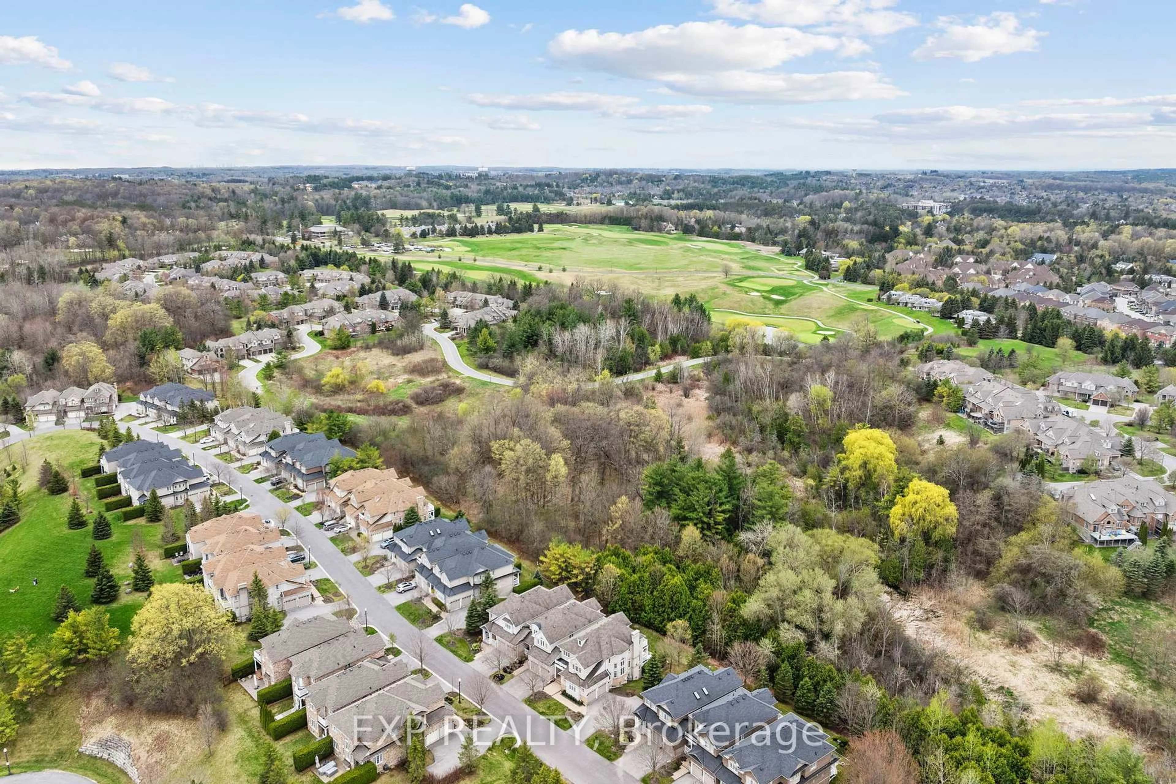 A pic from outside/outdoor area/front of a property/back of a property/a pic from drone, unknown for 54 Stonecliffe Cres, Aurora Ontario L4G 7Z6