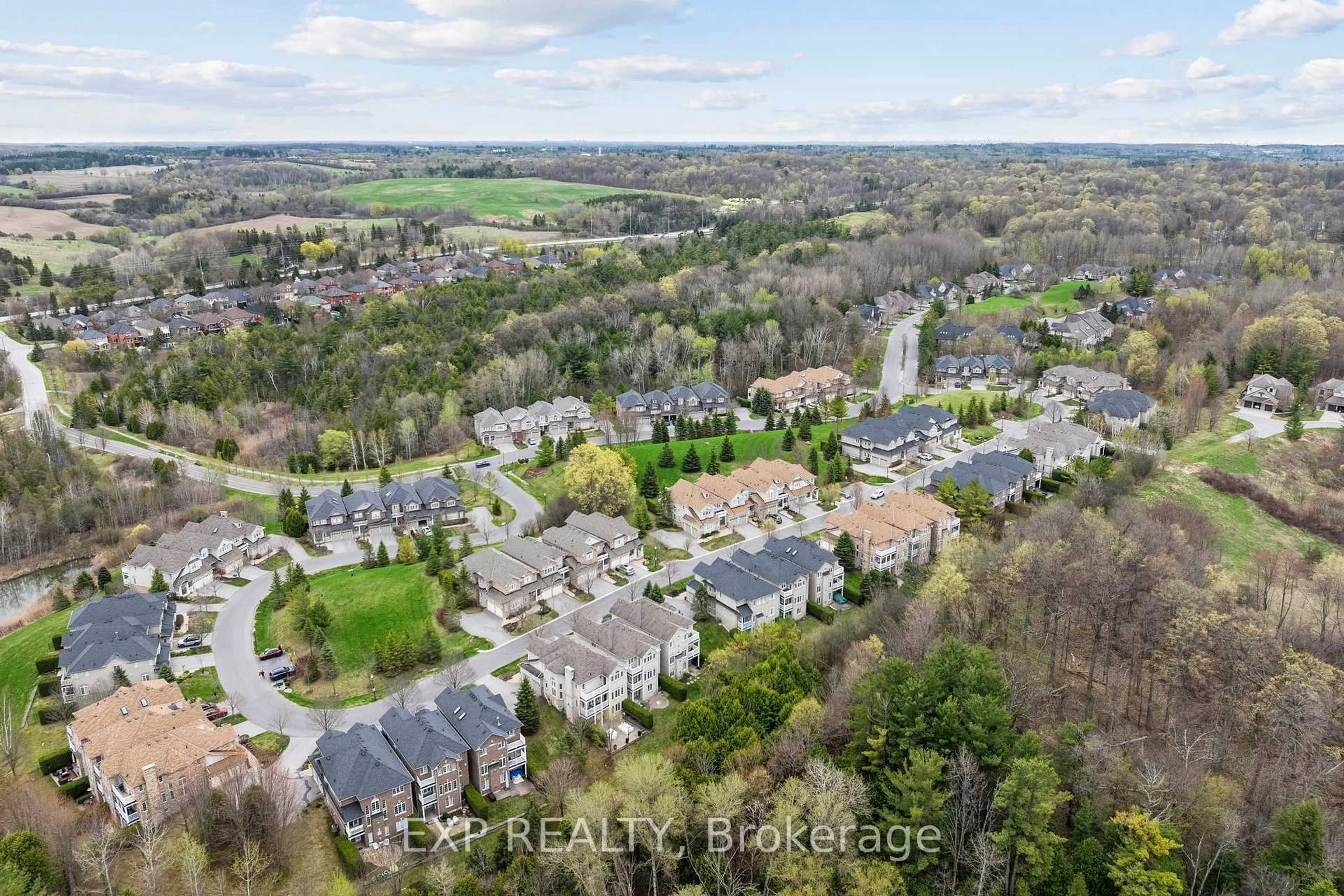 A pic from outside/outdoor area/front of a property/back of a property/a pic from drone, unknown for 54 Stonecliffe Cres, Aurora Ontario L4G 7Z6