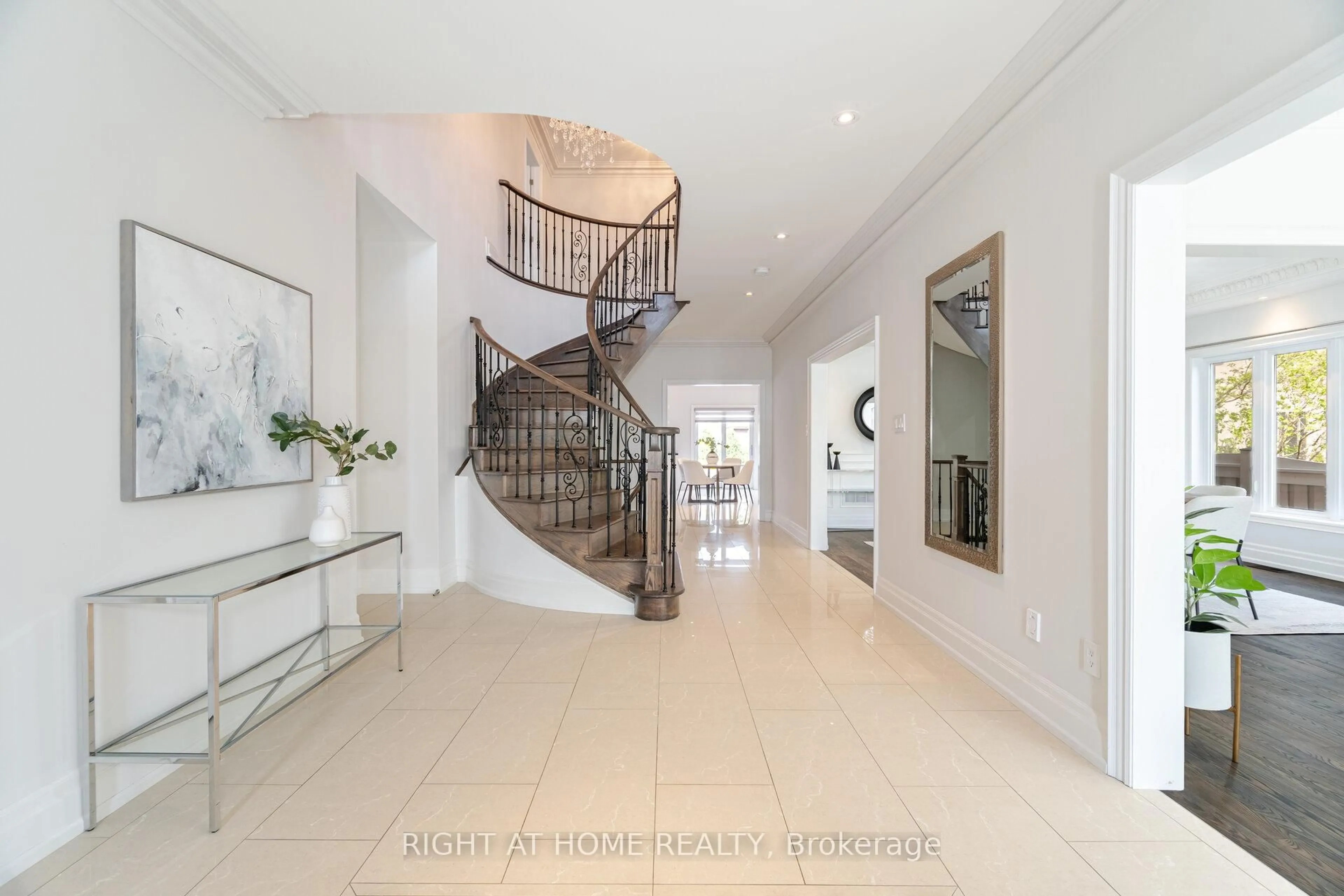 Indoor foyer for 110 Green Manor Cres, Vaughan Ontario L4L 9R7