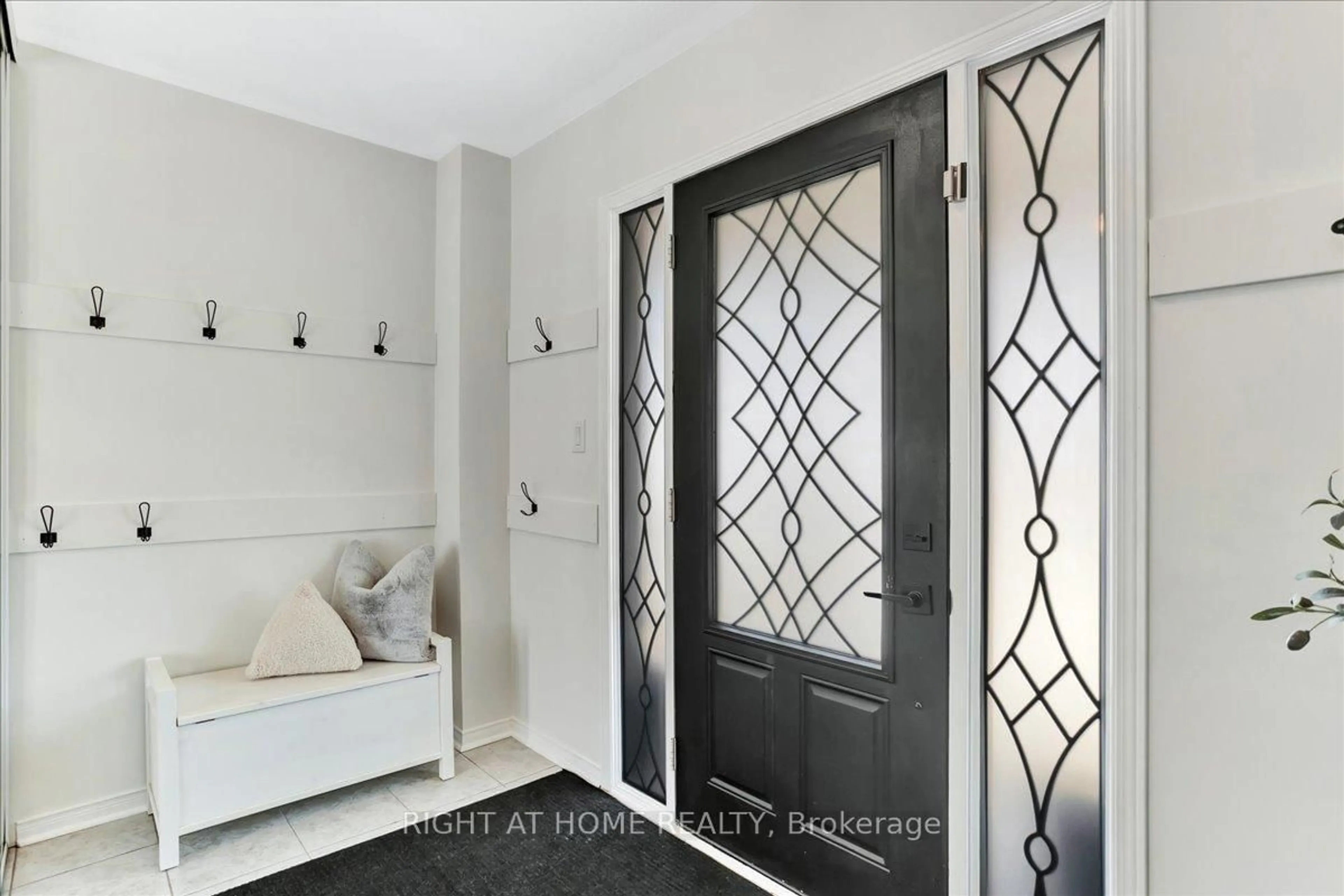 Indoor entryway for 10 Liberty Cres, Bradford West Gwillimbury Ontario L3Z 0P4