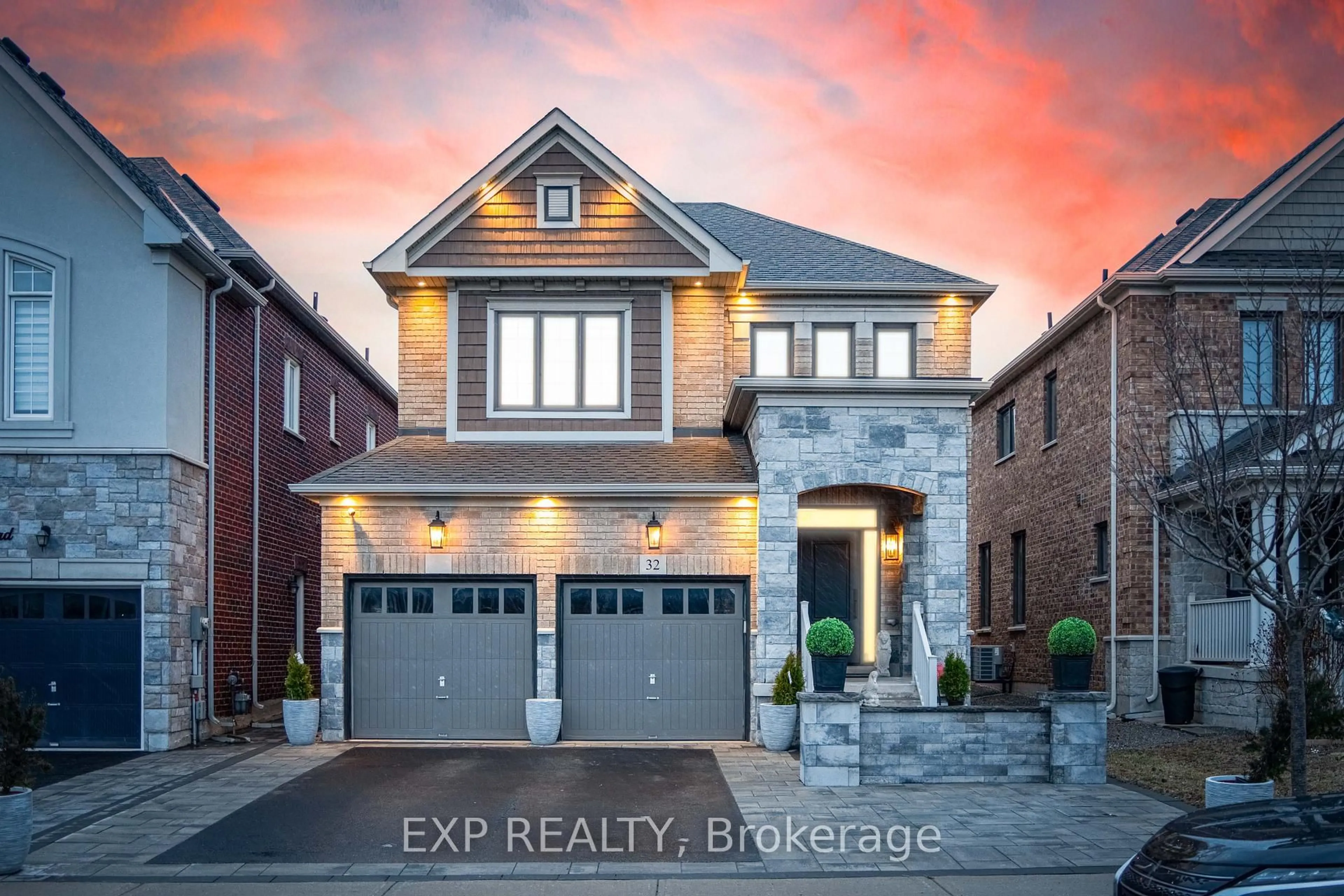 Home with brick exterior material, street for 32 Deer Pass Rd, East Gwillimbury Ontario L9N 0S5