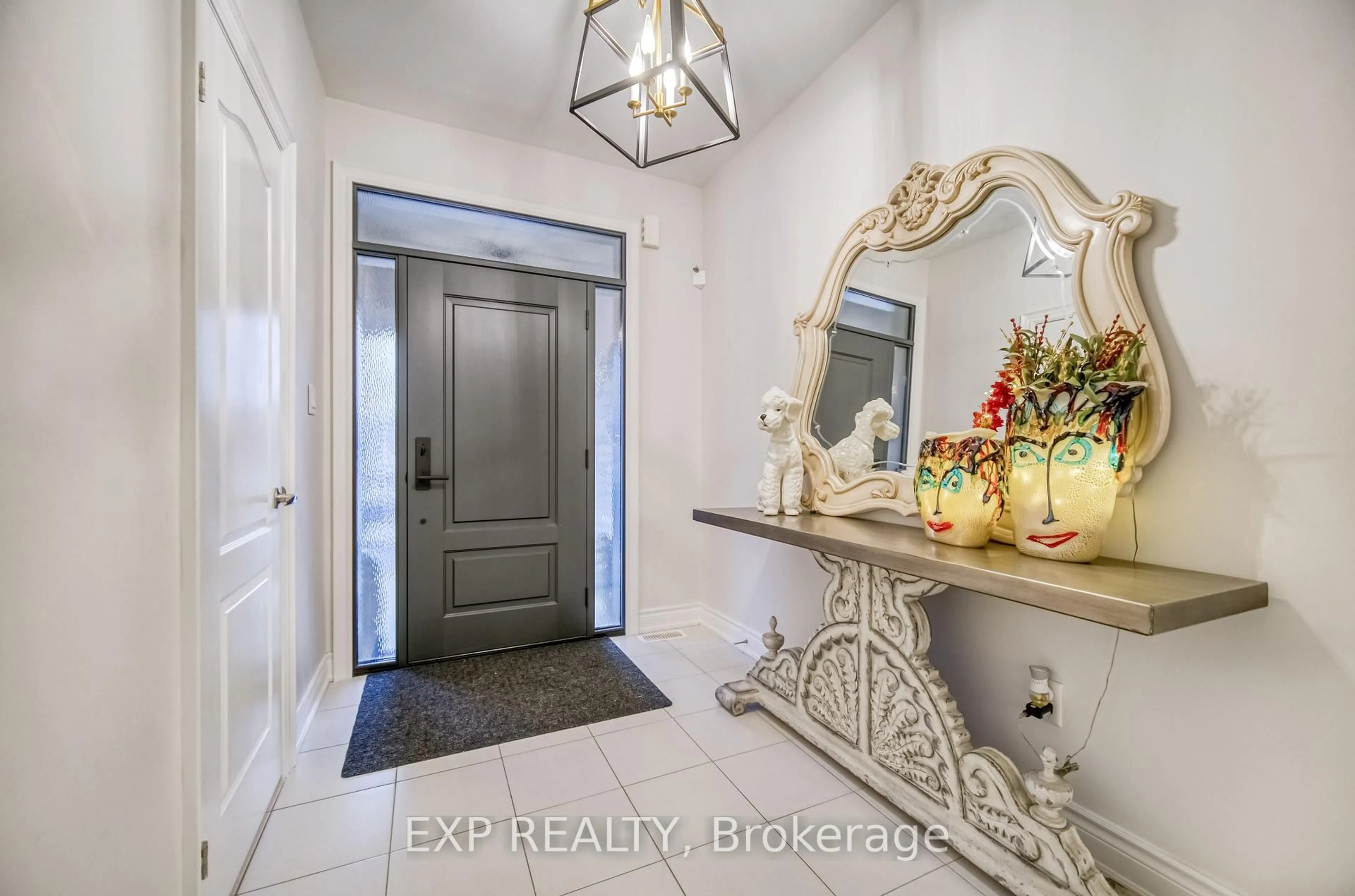 Indoor entryway for 32 Deer Pass Rd, East Gwillimbury Ontario L9N 0S5