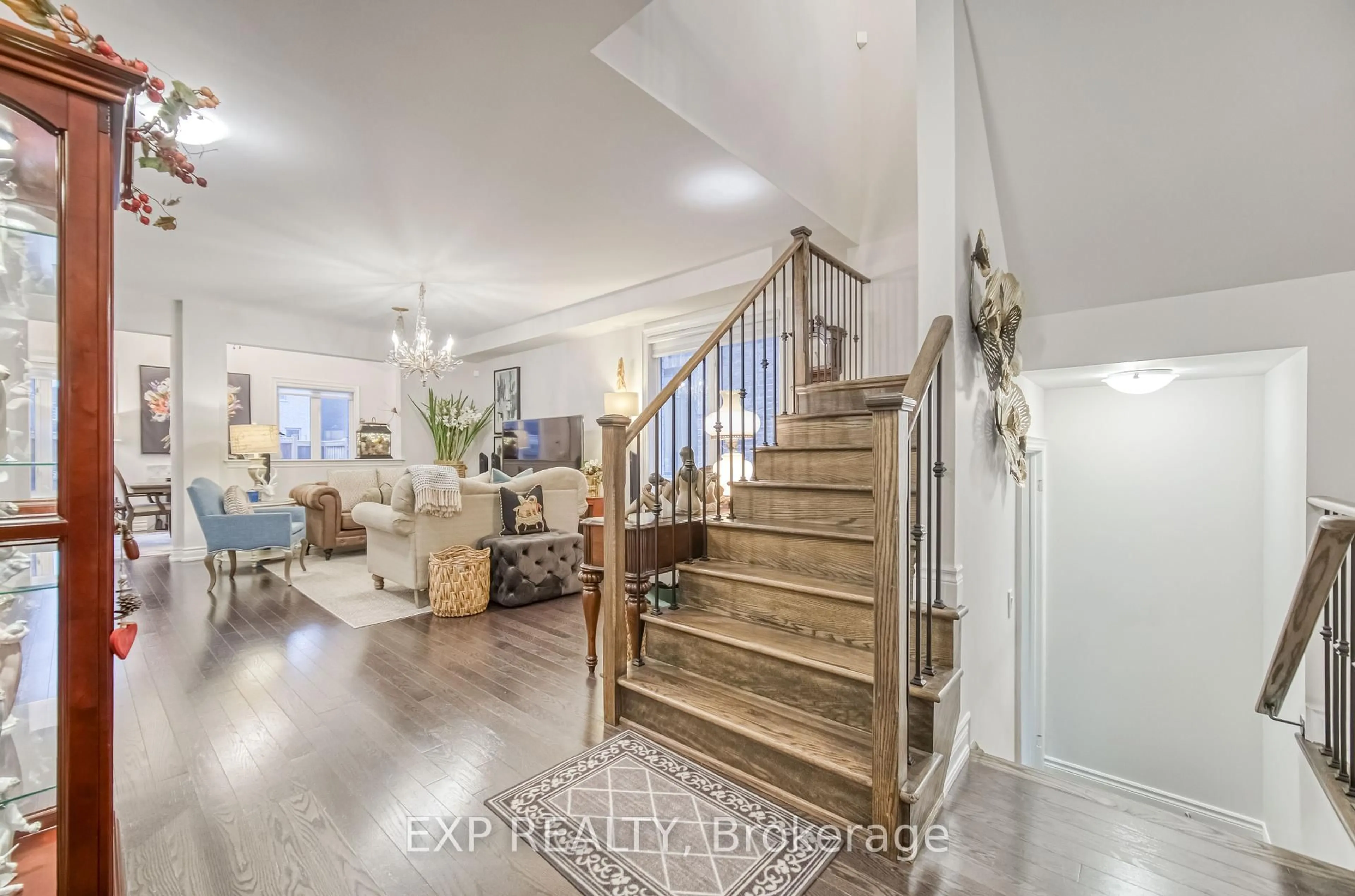 Indoor entryway for 32 Deer Pass Rd, East Gwillimbury Ontario L9N 0S5