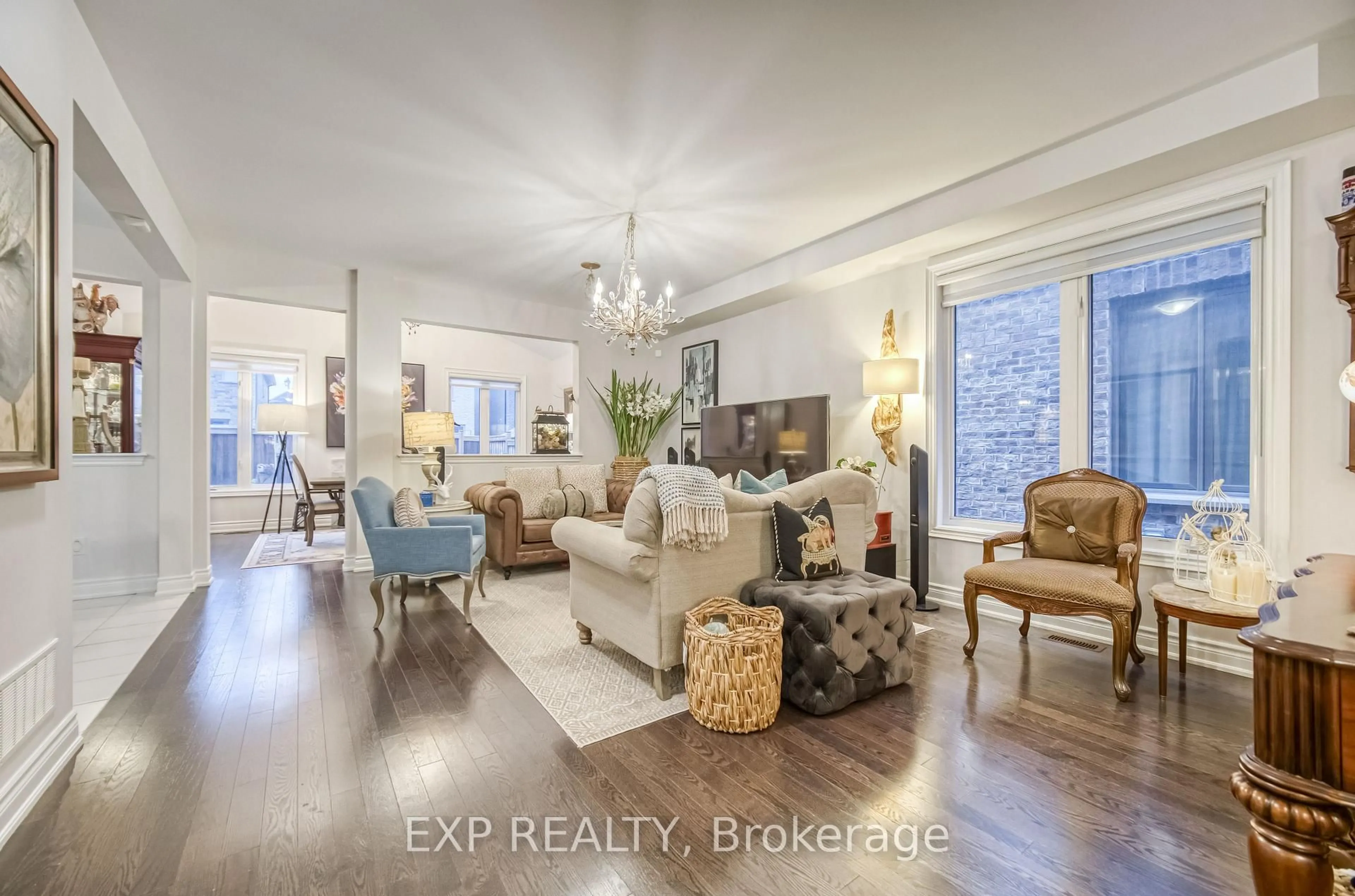 Living room with furniture, unknown for 32 Deer Pass Rd, East Gwillimbury Ontario L9N 0S5
