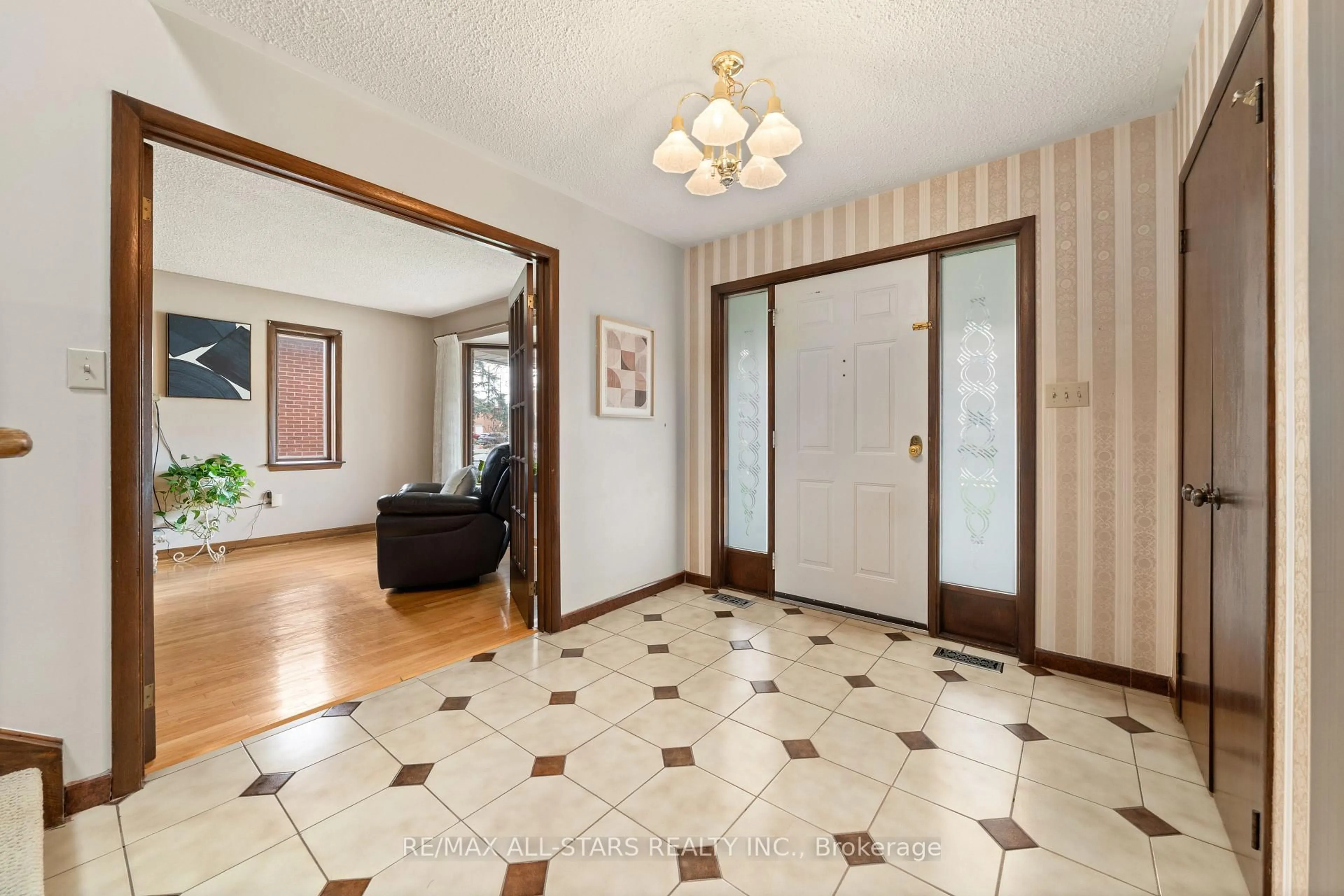 Indoor foyer for 145 Pemberton Rd, Richmond Hill Ontario L4C 3T6