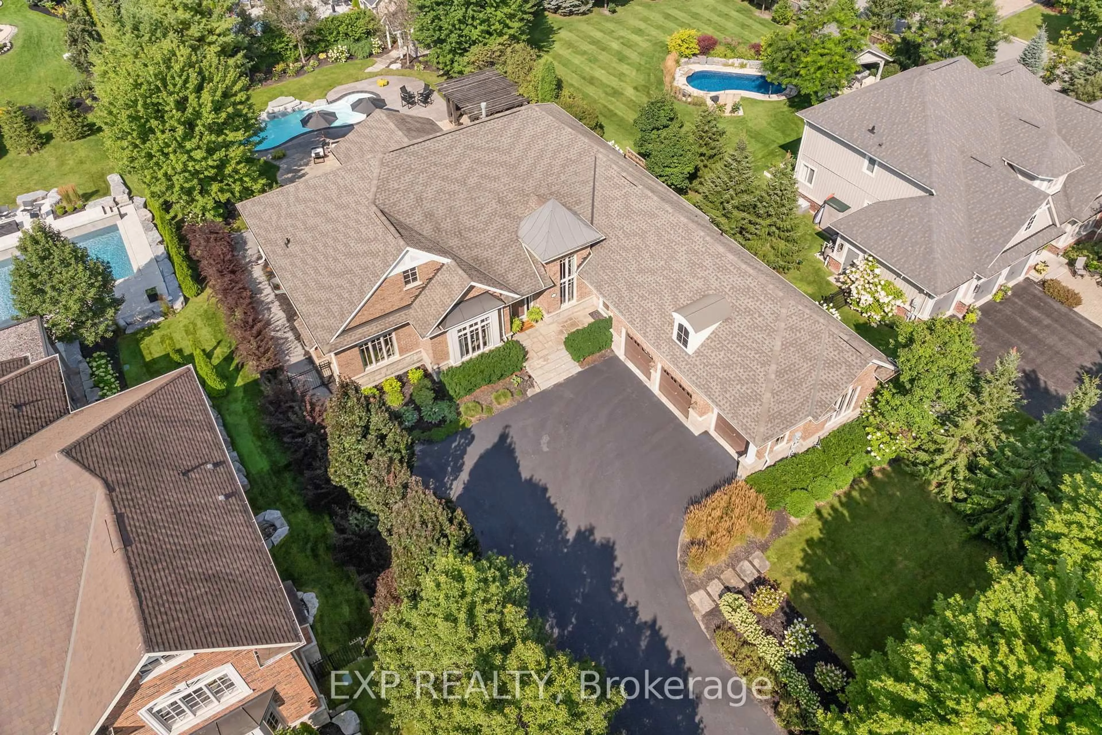 A pic from outside/outdoor area/front of a property/back of a property/a pic from drone, street for 53 Country Club Cres, Uxbridge Ontario L9P 0B8