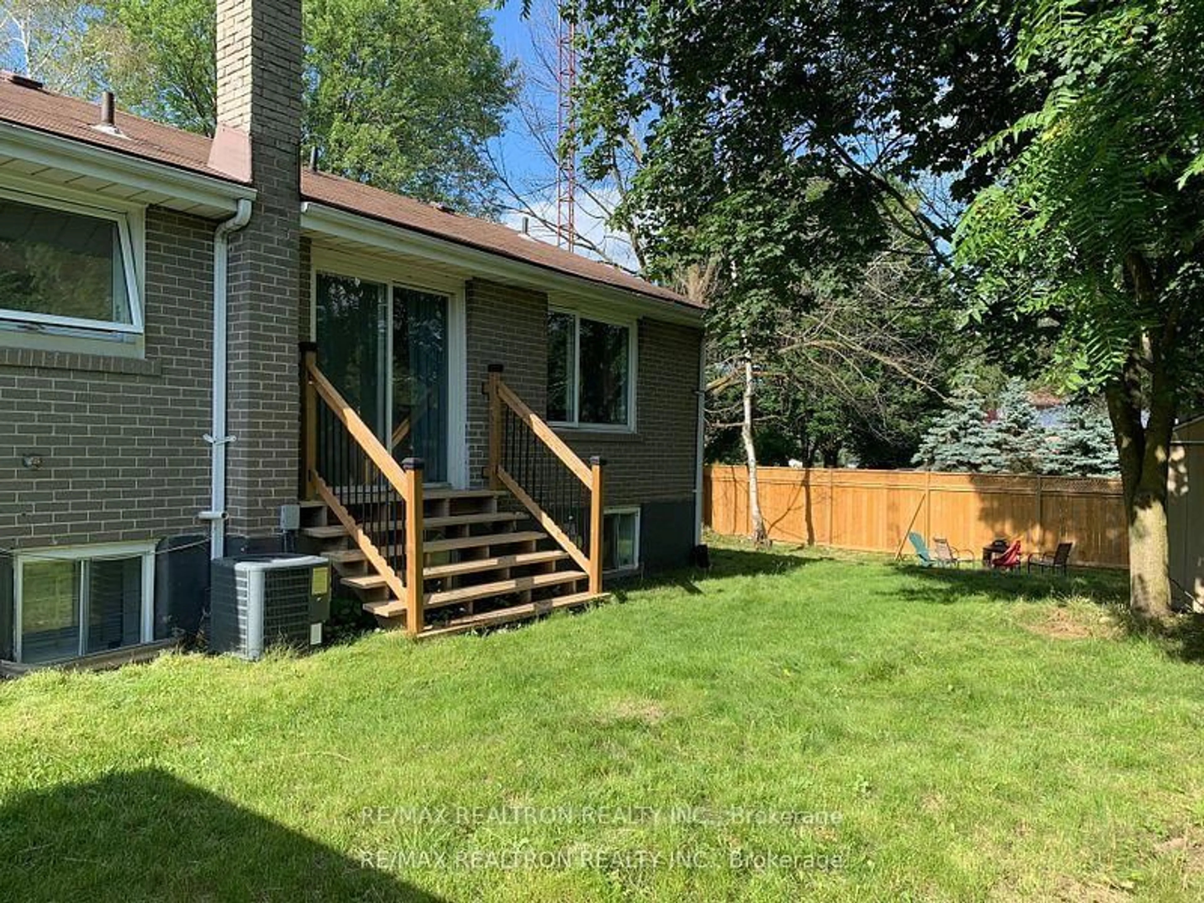 Unknown for 184 Avenue Rd, Newmarket Ontario L3Y 1N6