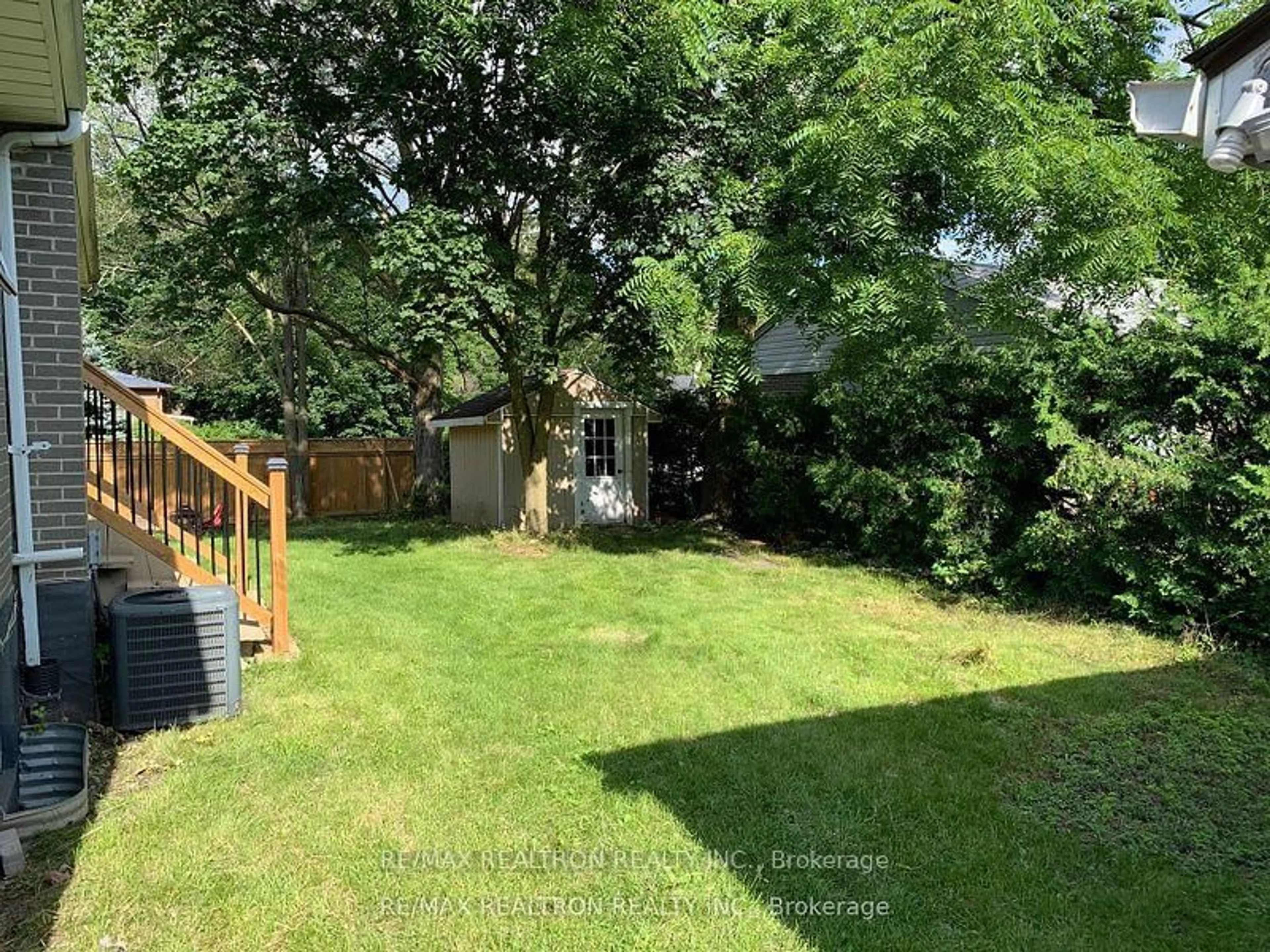A pic from outside/outdoor area/front of a property/back of a property/a pic from drone, street for 184 Avenue Rd, Newmarket Ontario L3Y 1N6