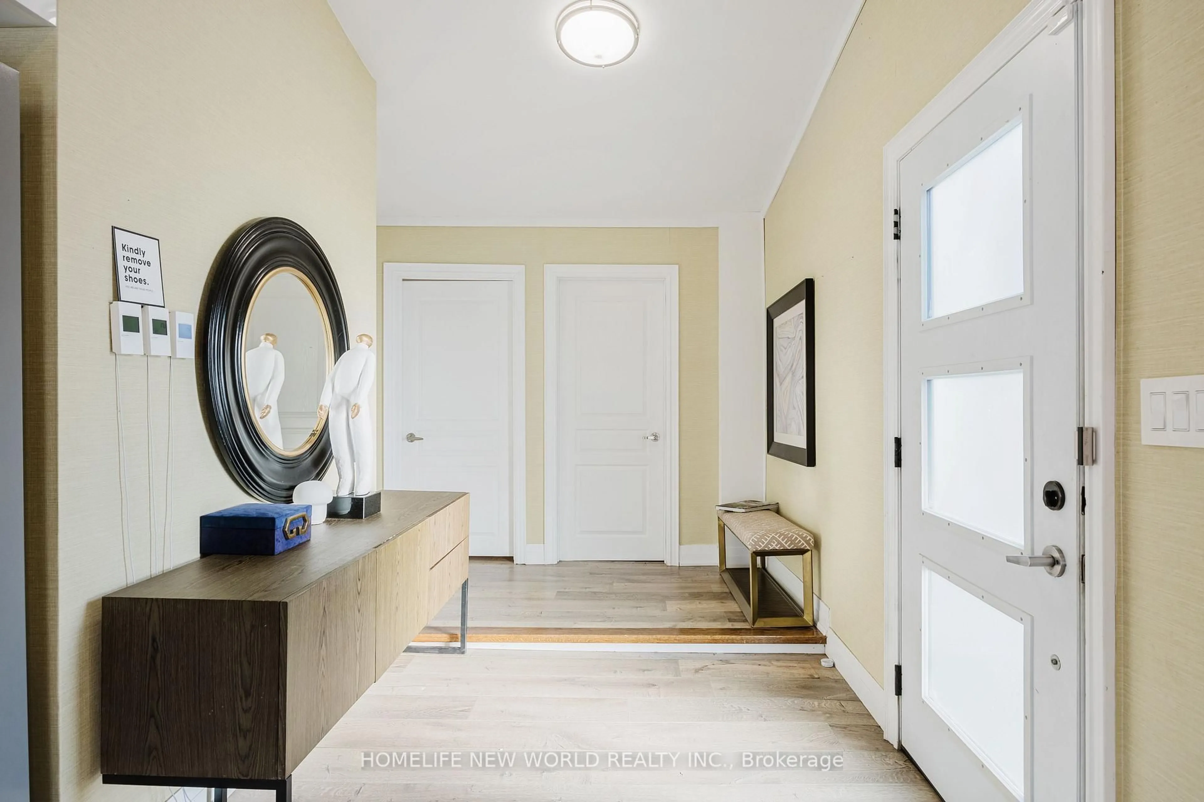 Indoor entryway for 12 Mac Ave, Georgina Ontario L4P 3W5