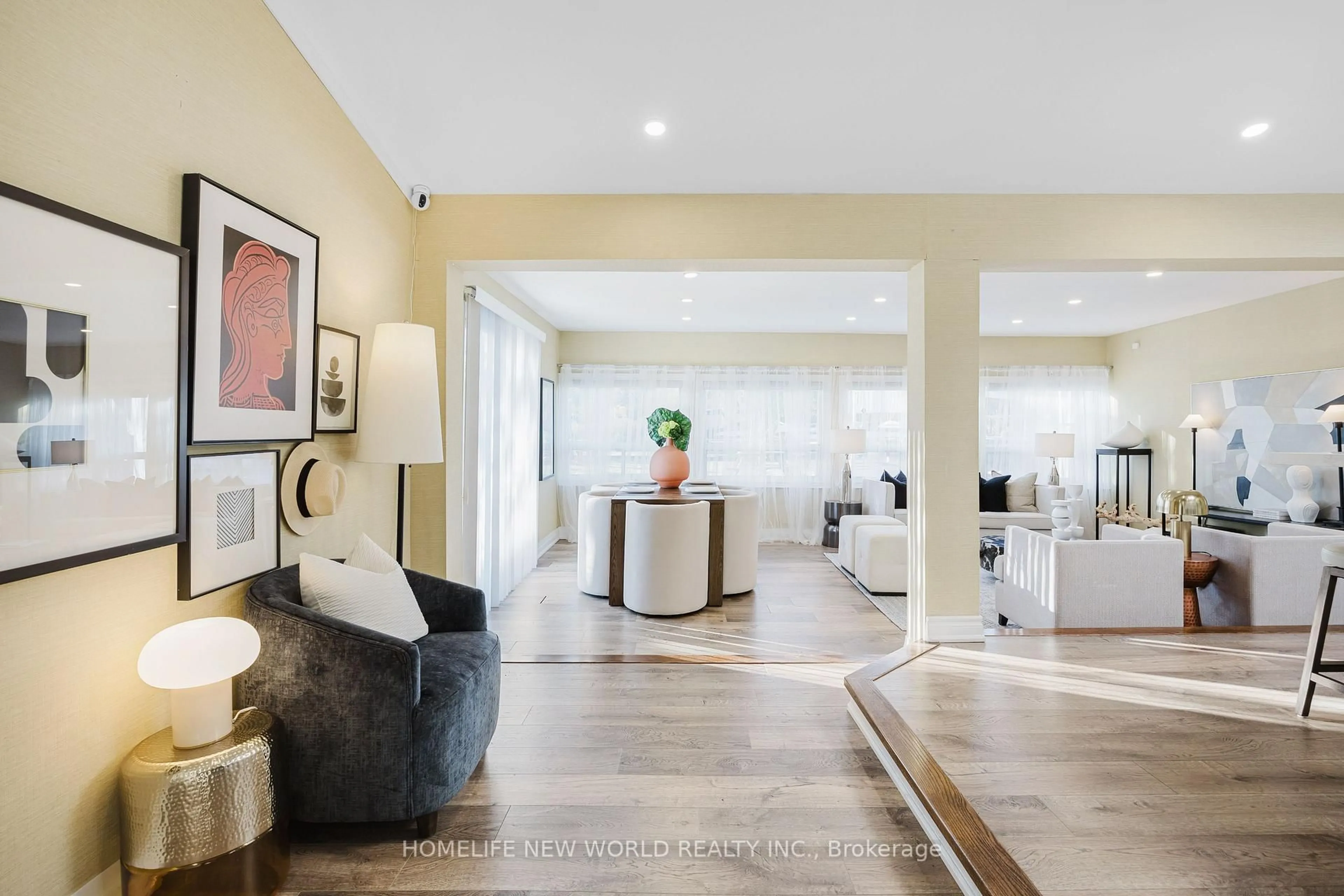 Indoor foyer for 12 Mac Ave, Georgina Ontario L4P 3W5