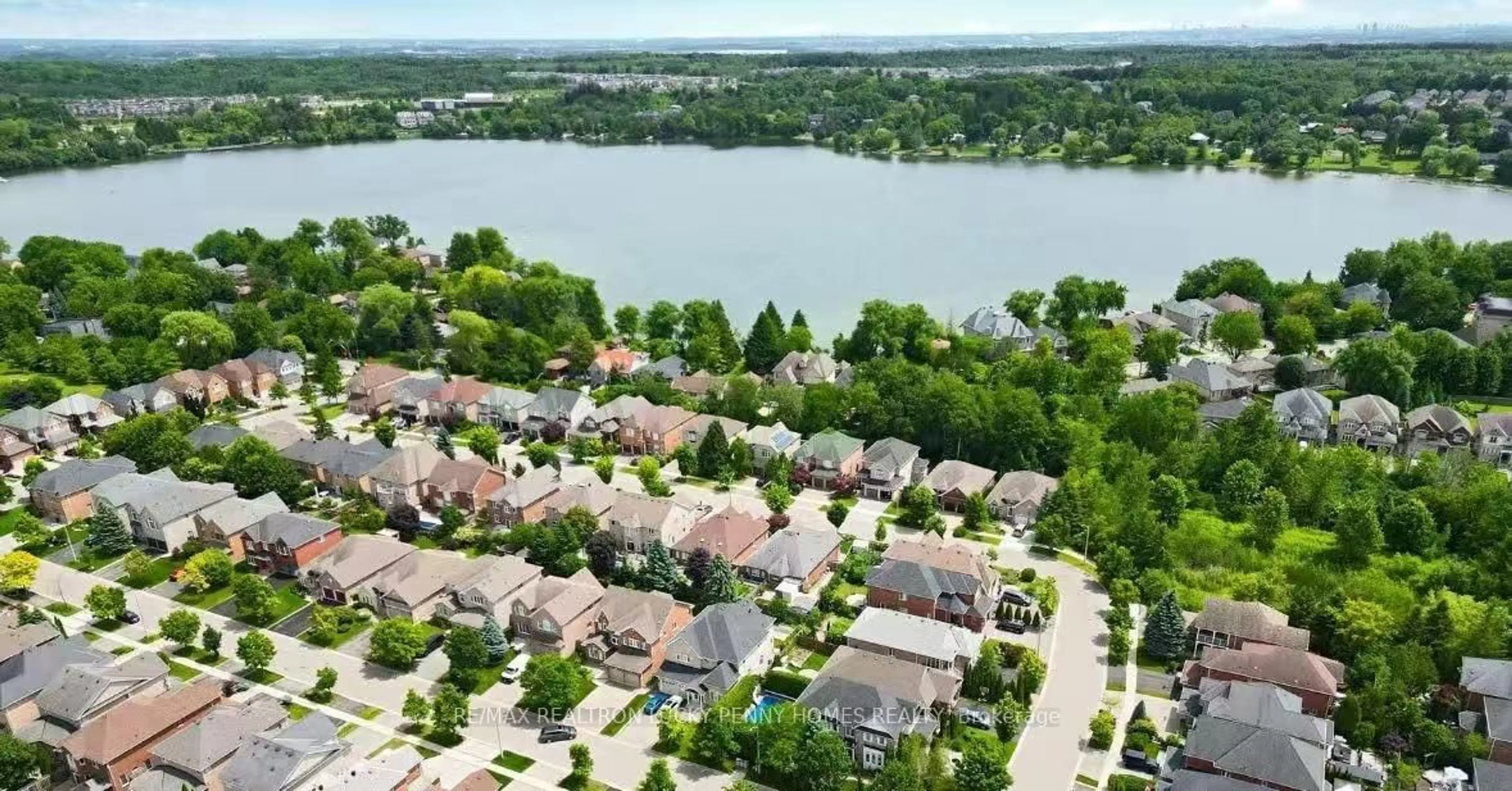 A pic from outside/outdoor area/front of a property/back of a property/a pic from drone, water/lake/river/ocean view for 14 Kaitlin Dr, Richmond Hill Ontario L4E 3W6