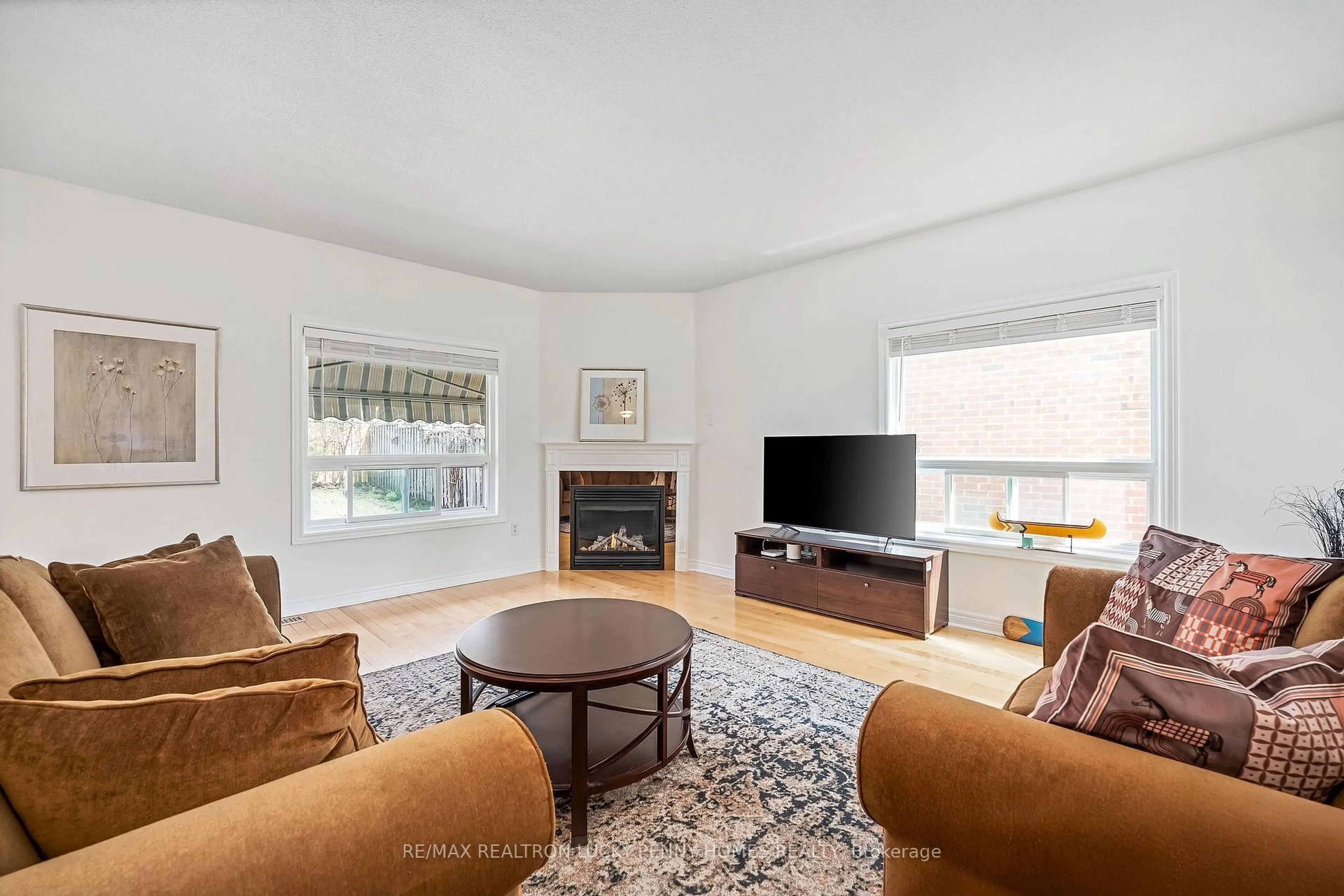 Living room with furniture, unknown for 14 Kaitlin Dr, Richmond Hill Ontario L4E 3W6