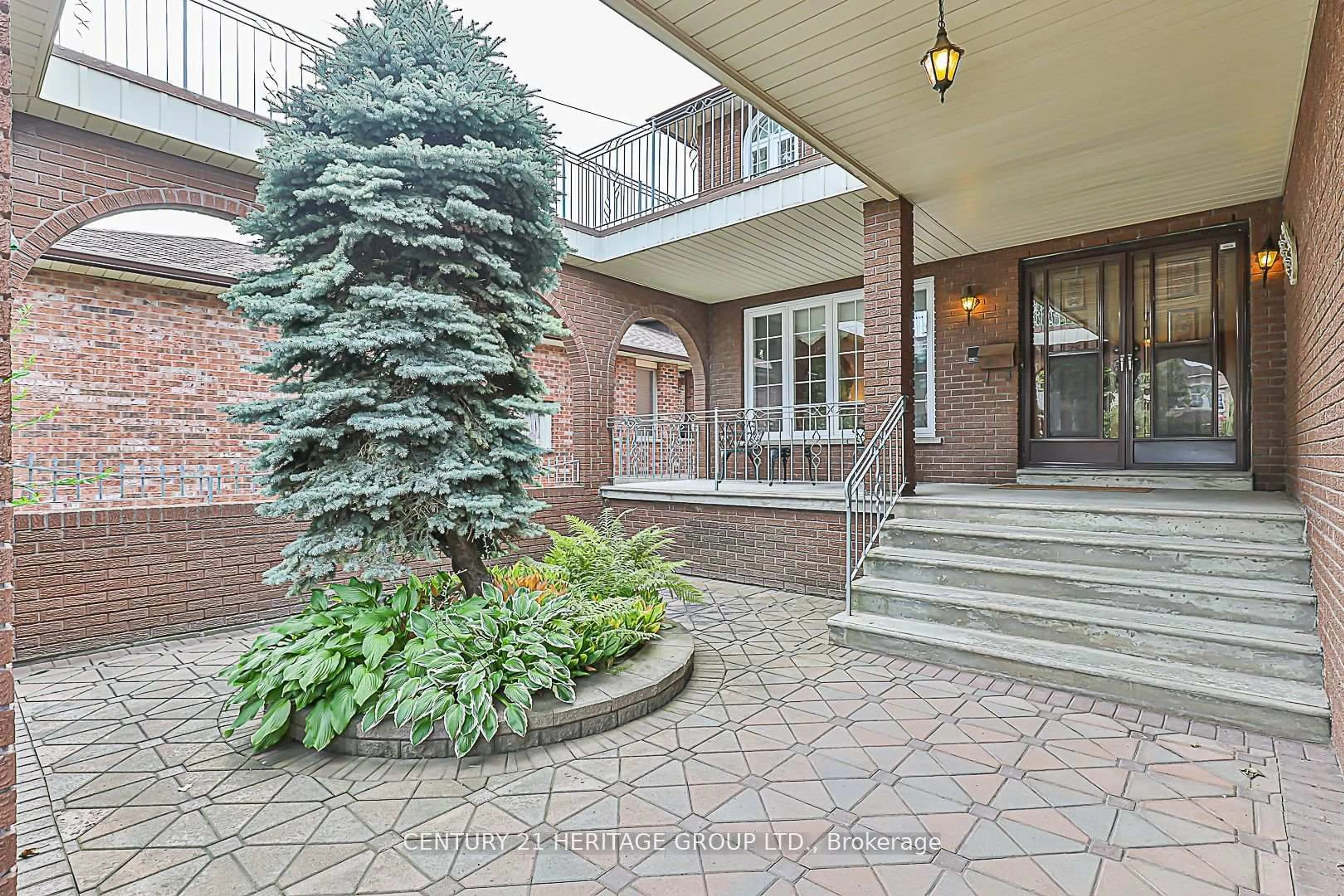 Patio, street for 33 May Ave, Richmond Hill Ontario L4C 3S7