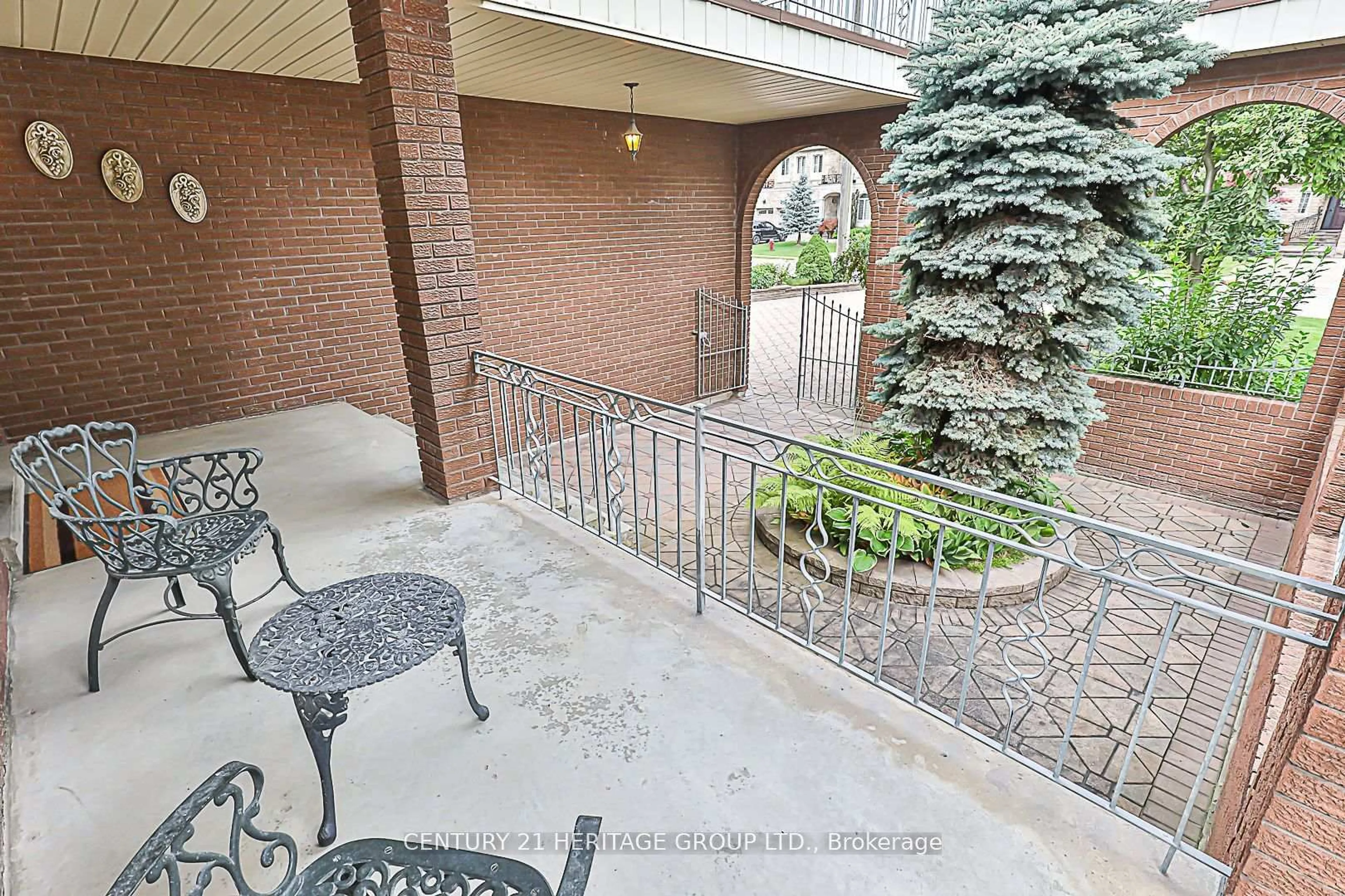 Patio, street for 33 May Ave, Richmond Hill Ontario L4C 3S7