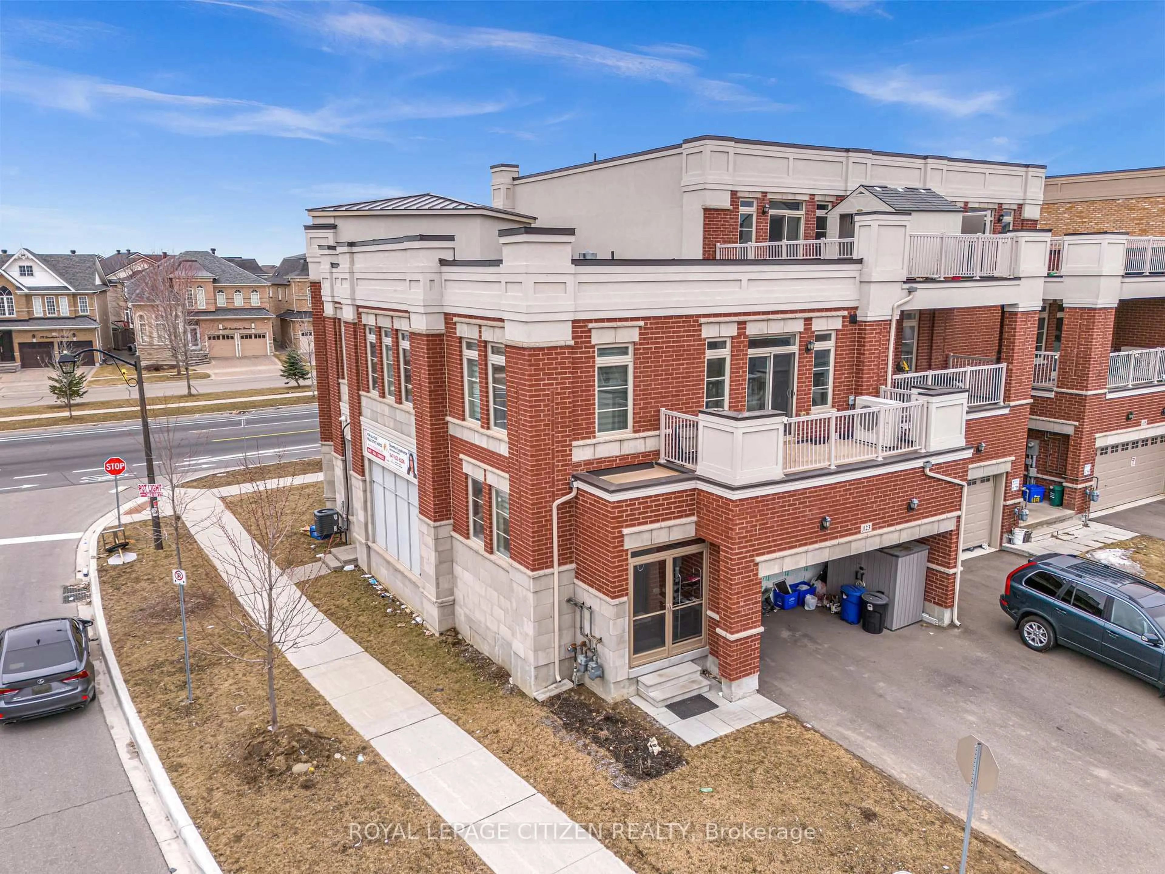 A pic from outside/outdoor area/front of a property/back of a property/a pic from drone, building for 123 Luzon Ave, Markham Ontario L6B 1N8