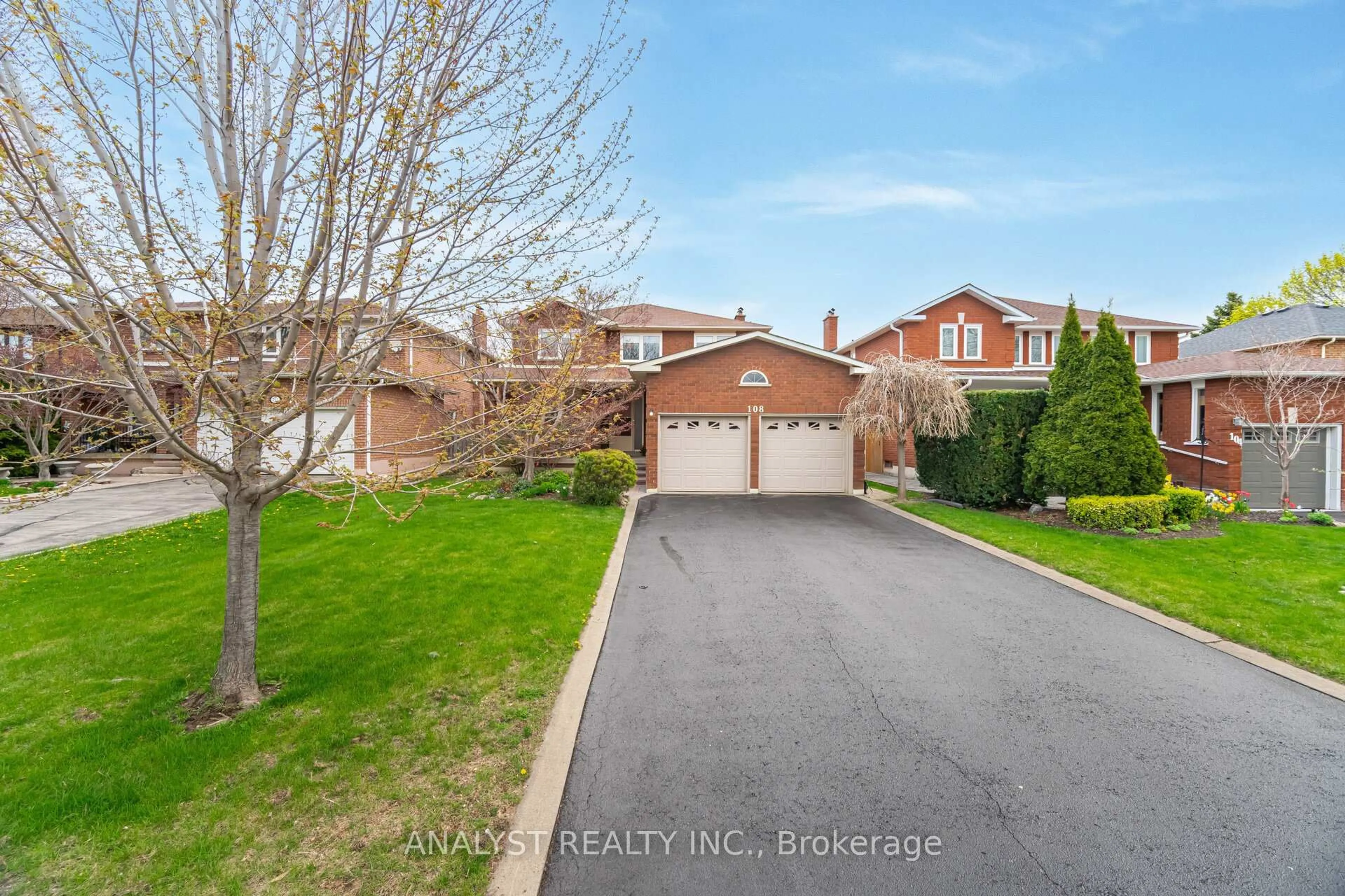 A pic from outside/outdoor area/front of a property/back of a property/a pic from drone, street for 108 Valleyway Cres, Vaughan Ontario L6A 1K8