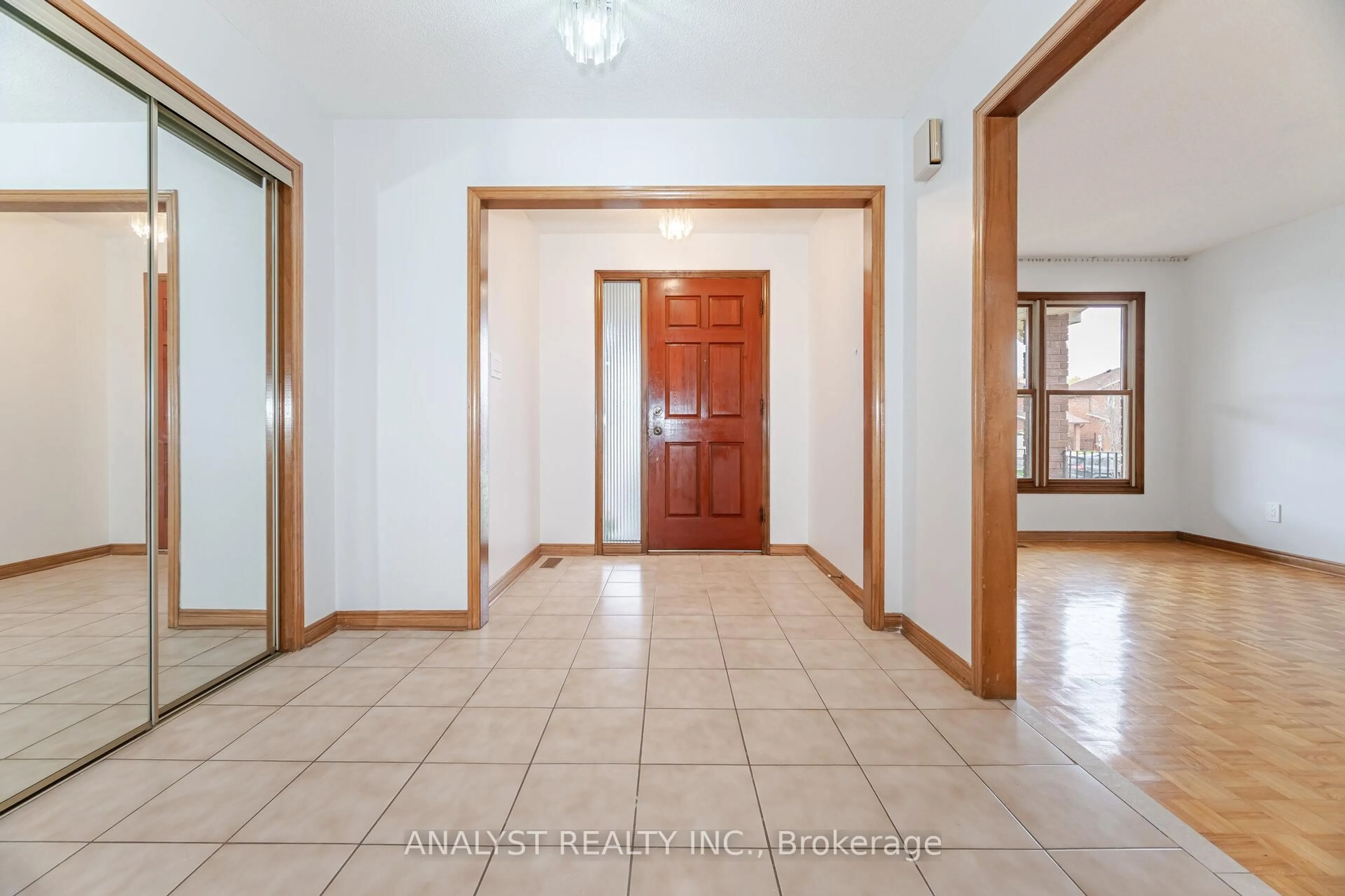 Indoor foyer for 108 Valleyway Cres, Vaughan Ontario L6A 1K8