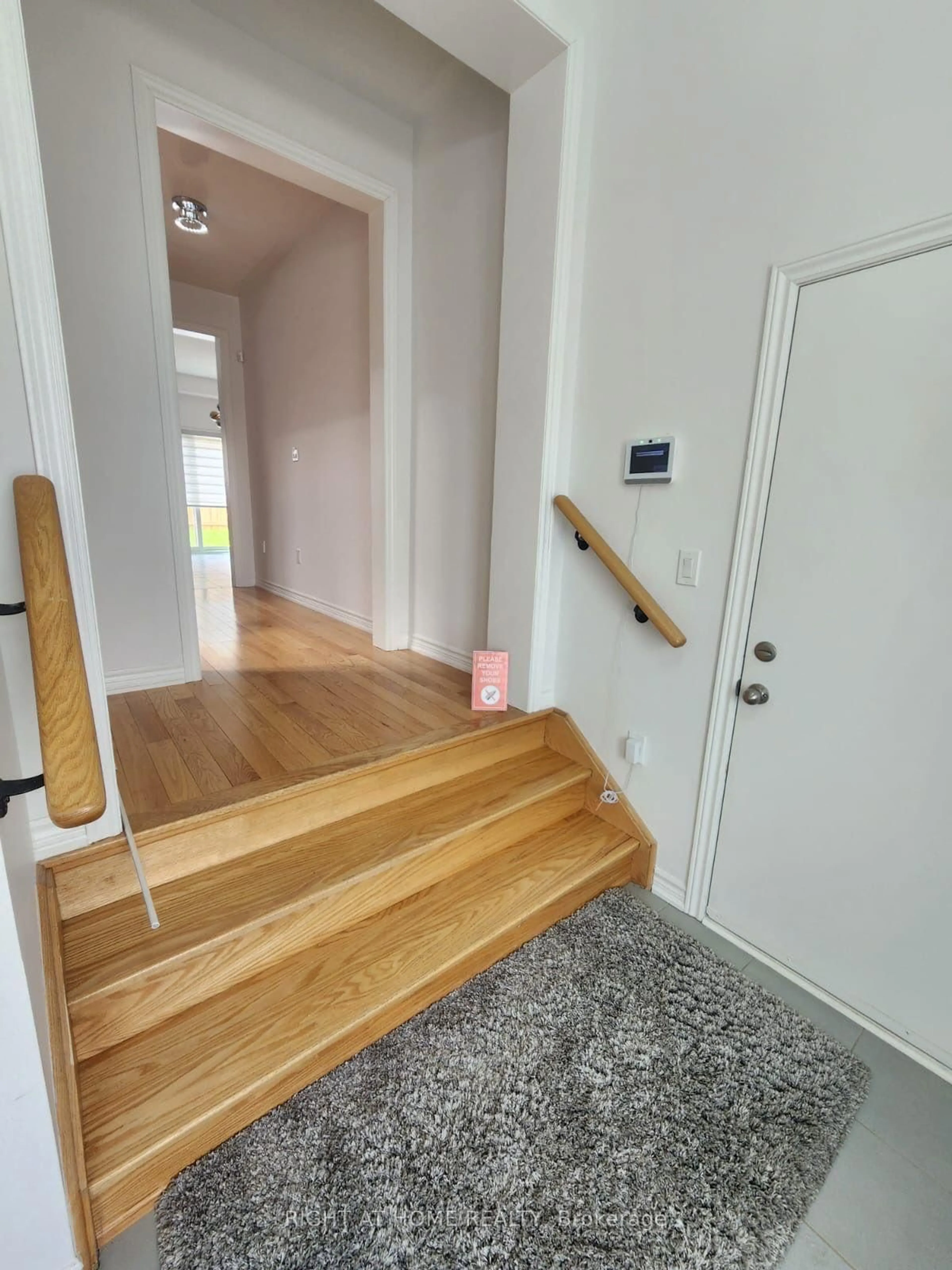 Indoor entryway for 378 Danny Wheeler Blvd, Georgina Ontario L4P 0K2