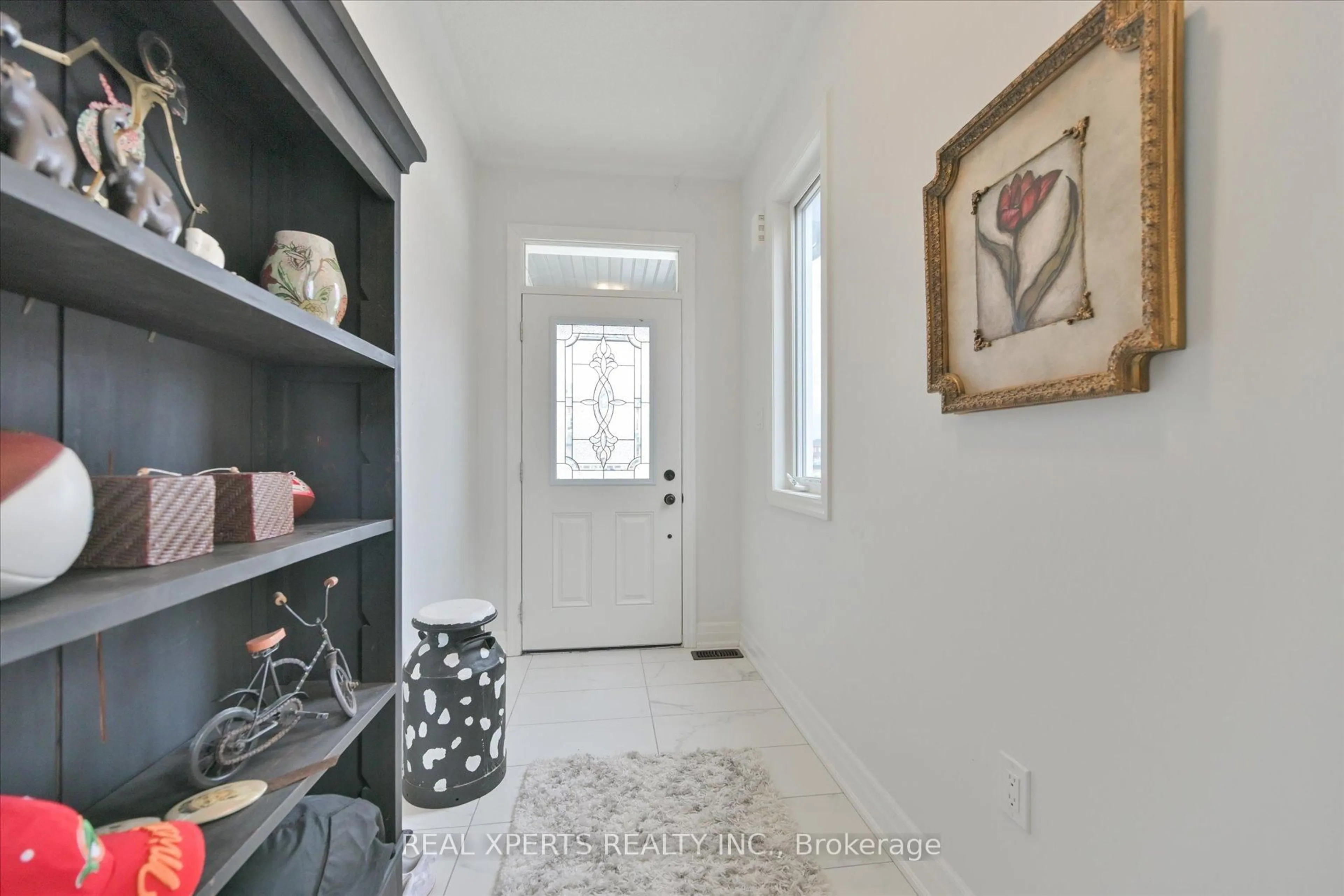 Indoor entryway for 118 Wood Cres, Essa Ontario L0M 1B5