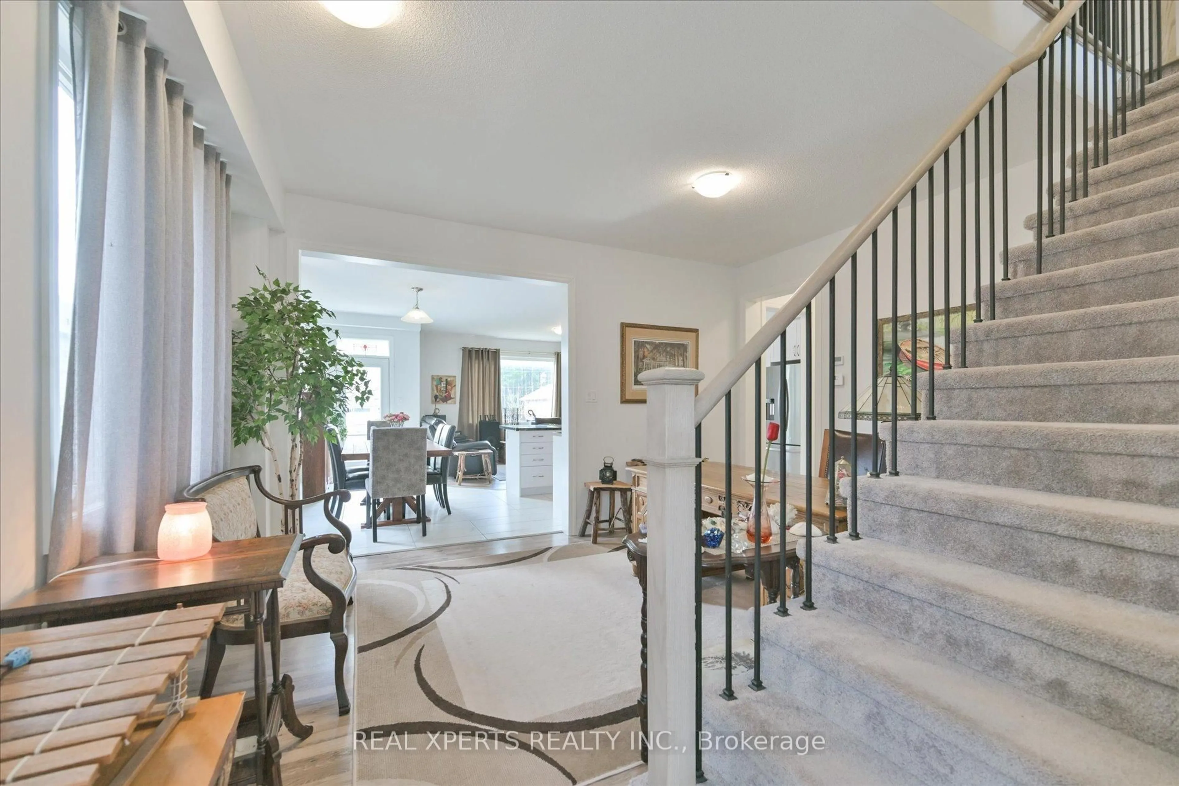 Indoor foyer for 118 Wood Cres, Essa Ontario L0M 1B5