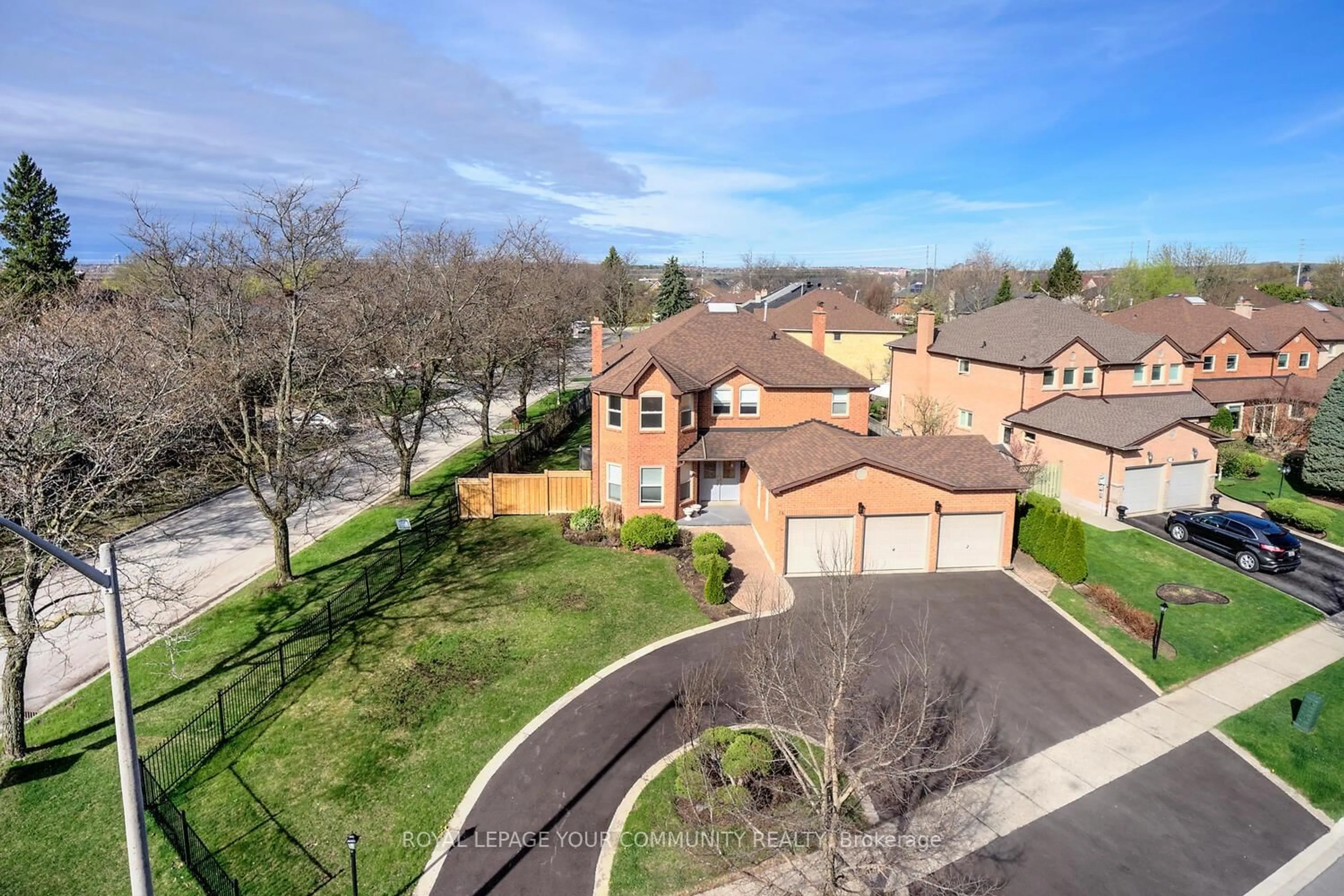 A pic from outside/outdoor area/front of a property/back of a property/a pic from drone, street for 14 Hart St, Richmond Hill Ontario L4C 8X2