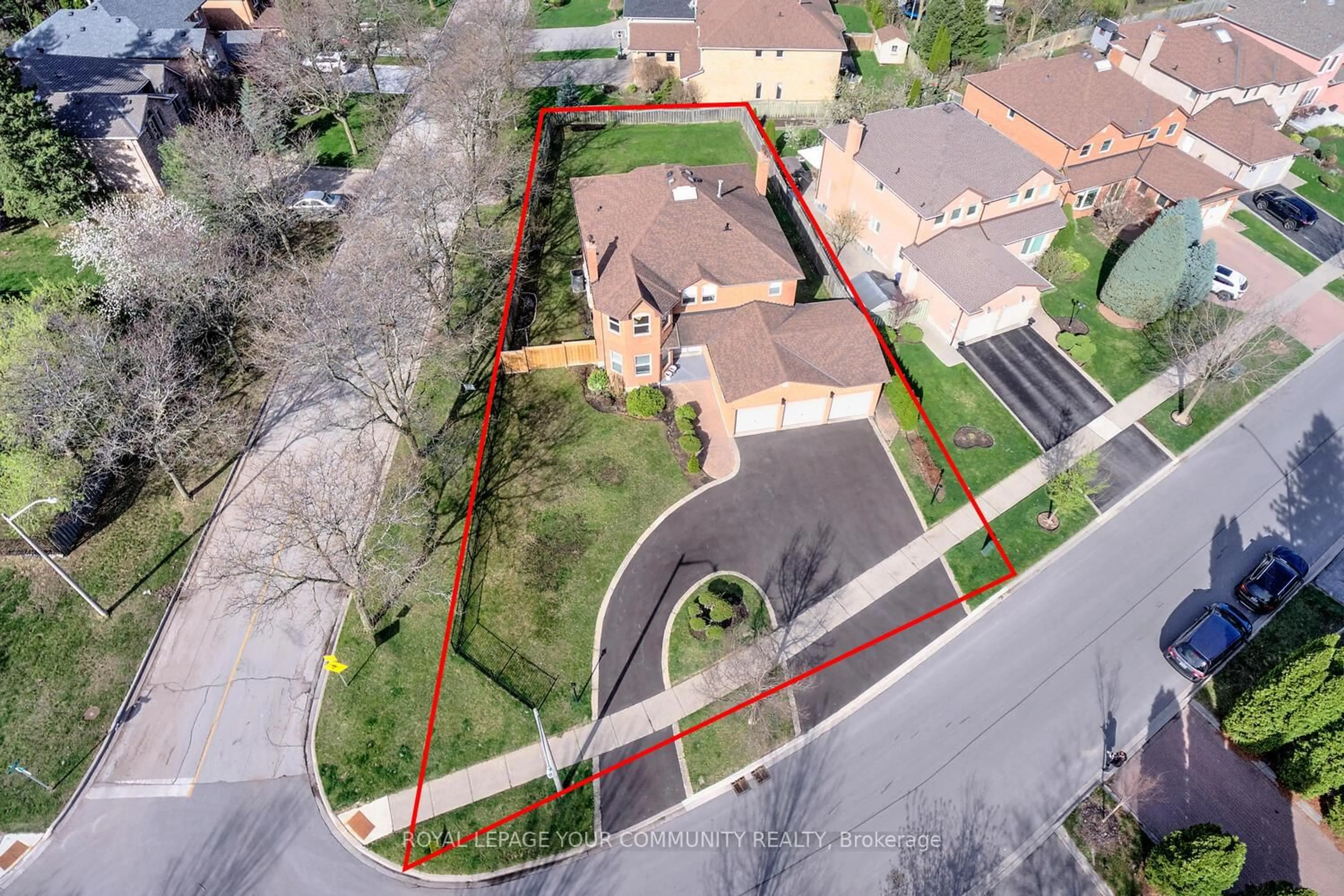 A pic from outside/outdoor area/front of a property/back of a property/a pic from drone, street for 14 Hart St, Richmond Hill Ontario L4C 8X2