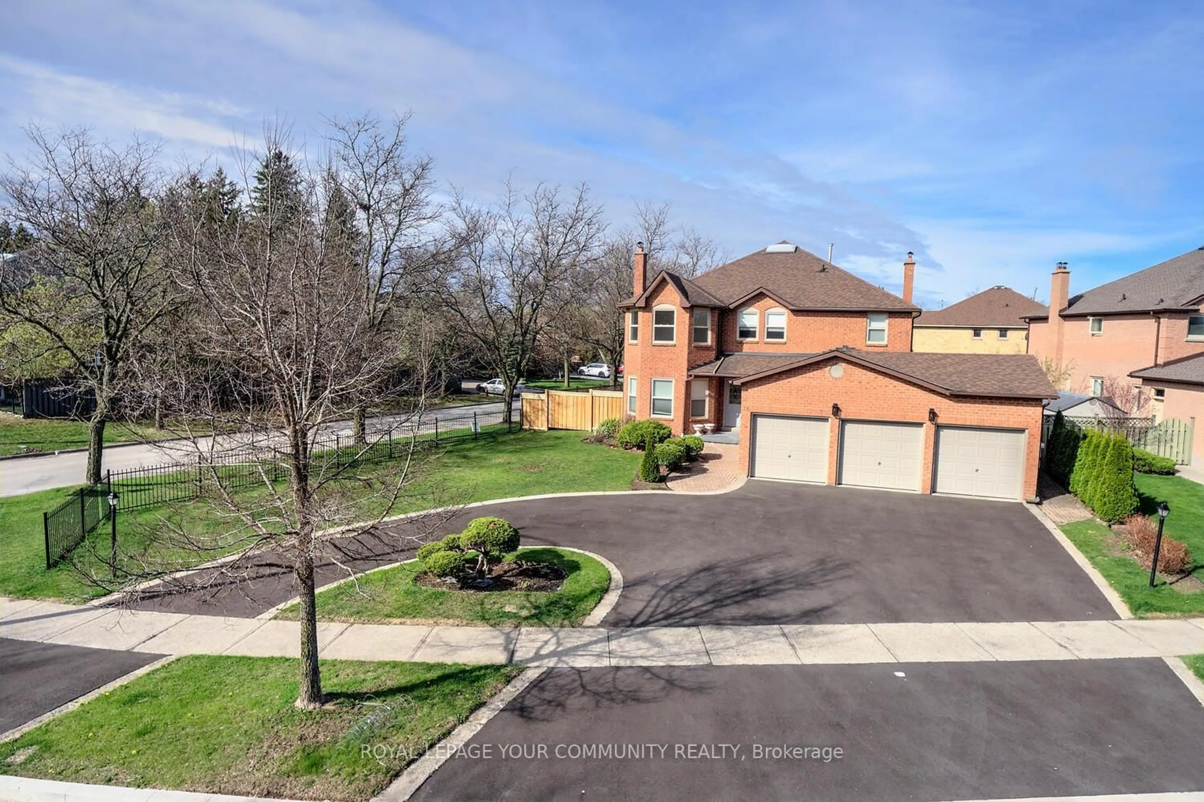A pic from outside/outdoor area/front of a property/back of a property/a pic from drone, street for 14 Hart St, Richmond Hill Ontario L4C 8X2