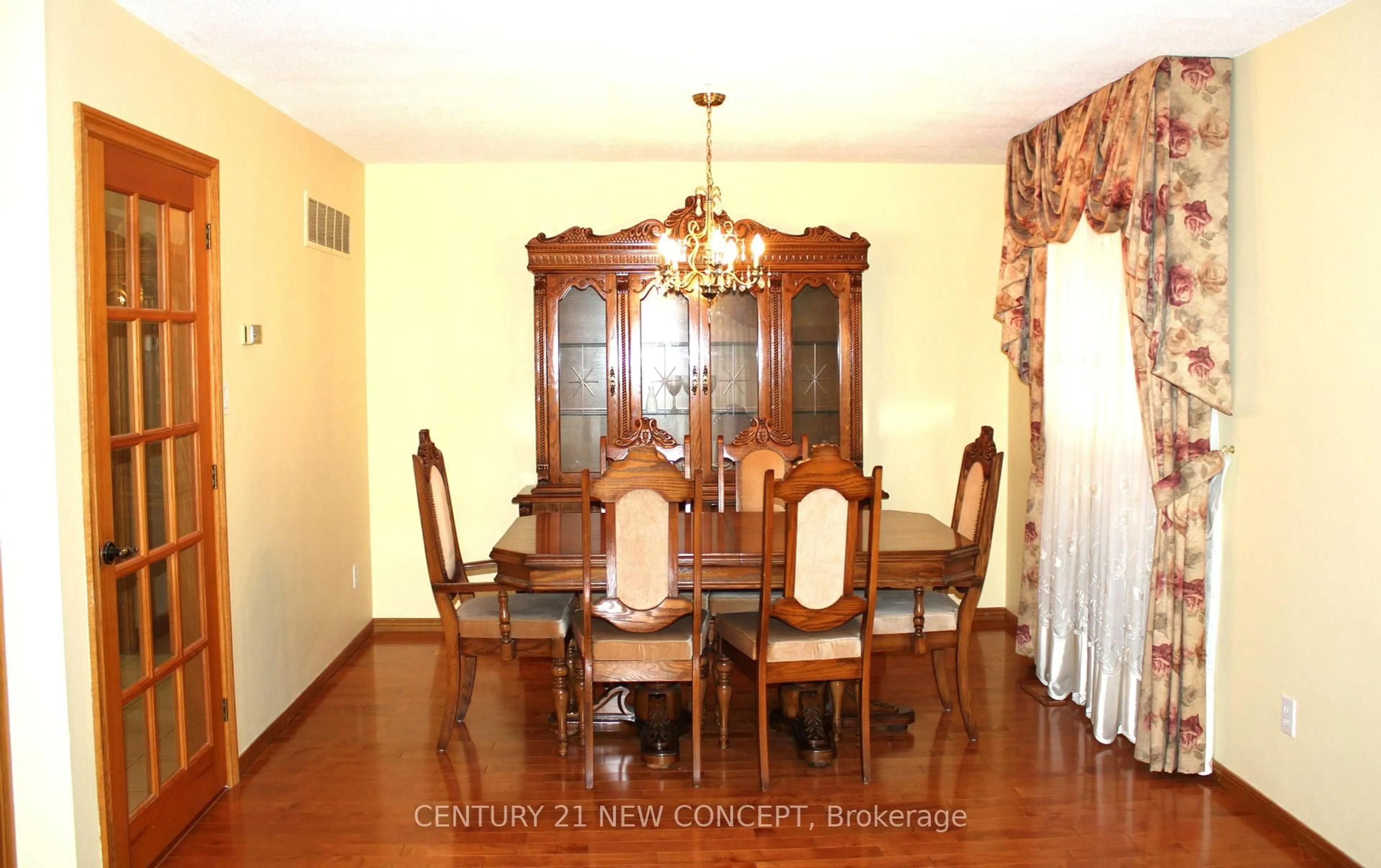 Dining room, wood/laminate floor for 25 Quaker Ridge Rd, Vaughan Ontario L4K 2E5