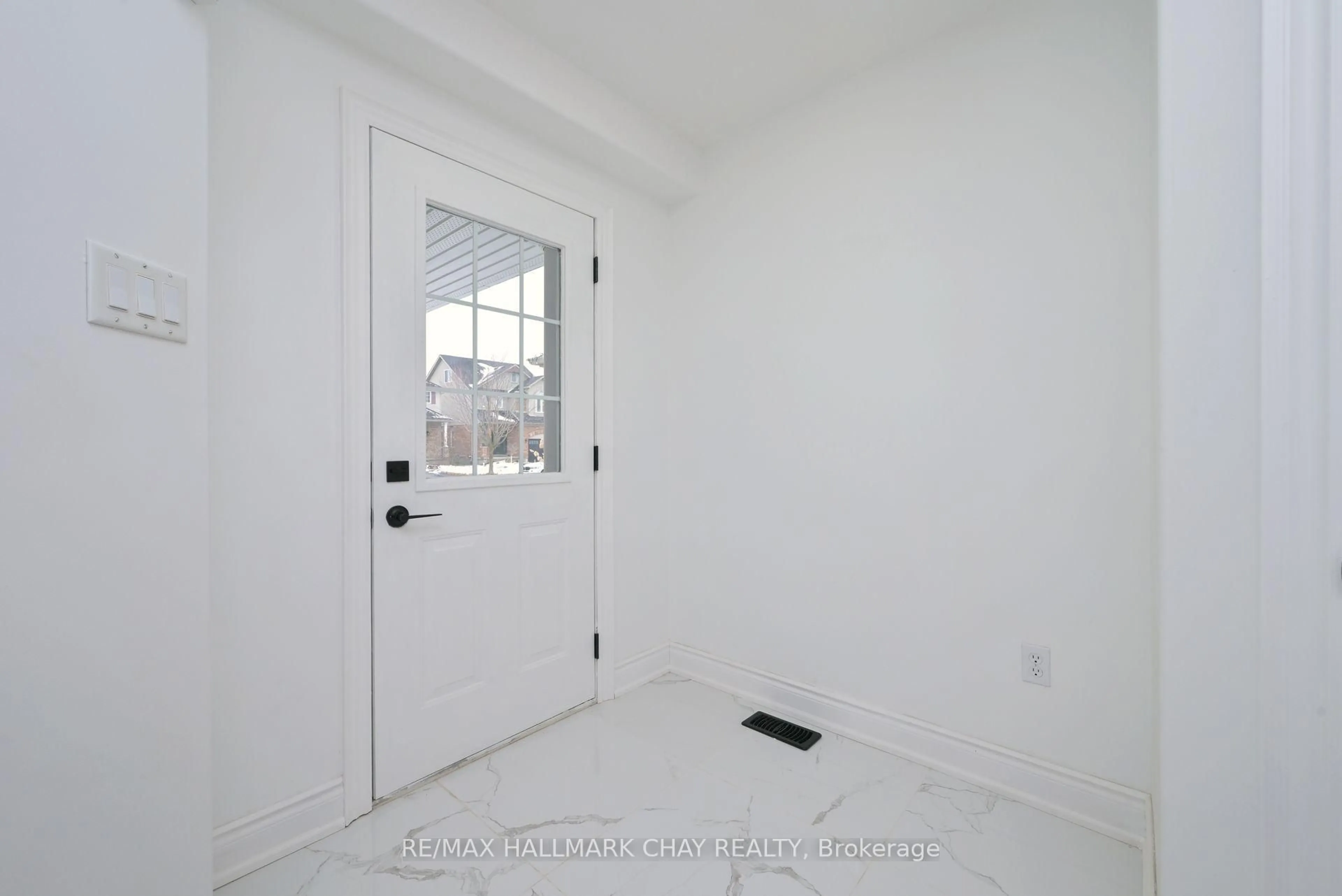 Indoor entryway for 69 Wallace St, New Tecumseth Ontario L9R 2G6
