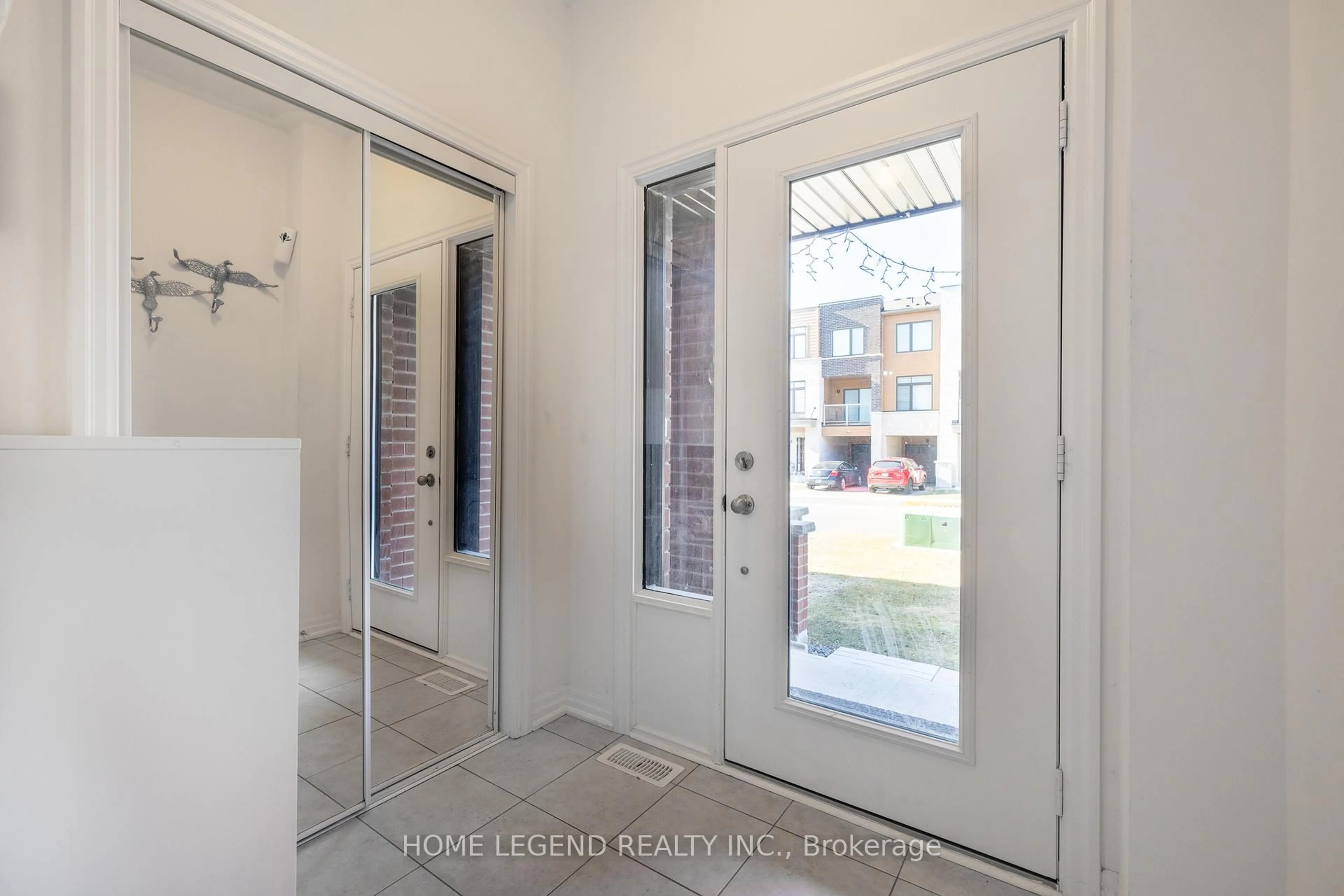Indoor entryway for 123 Bravo Lane, Newmarket Ontario L3X 0L2