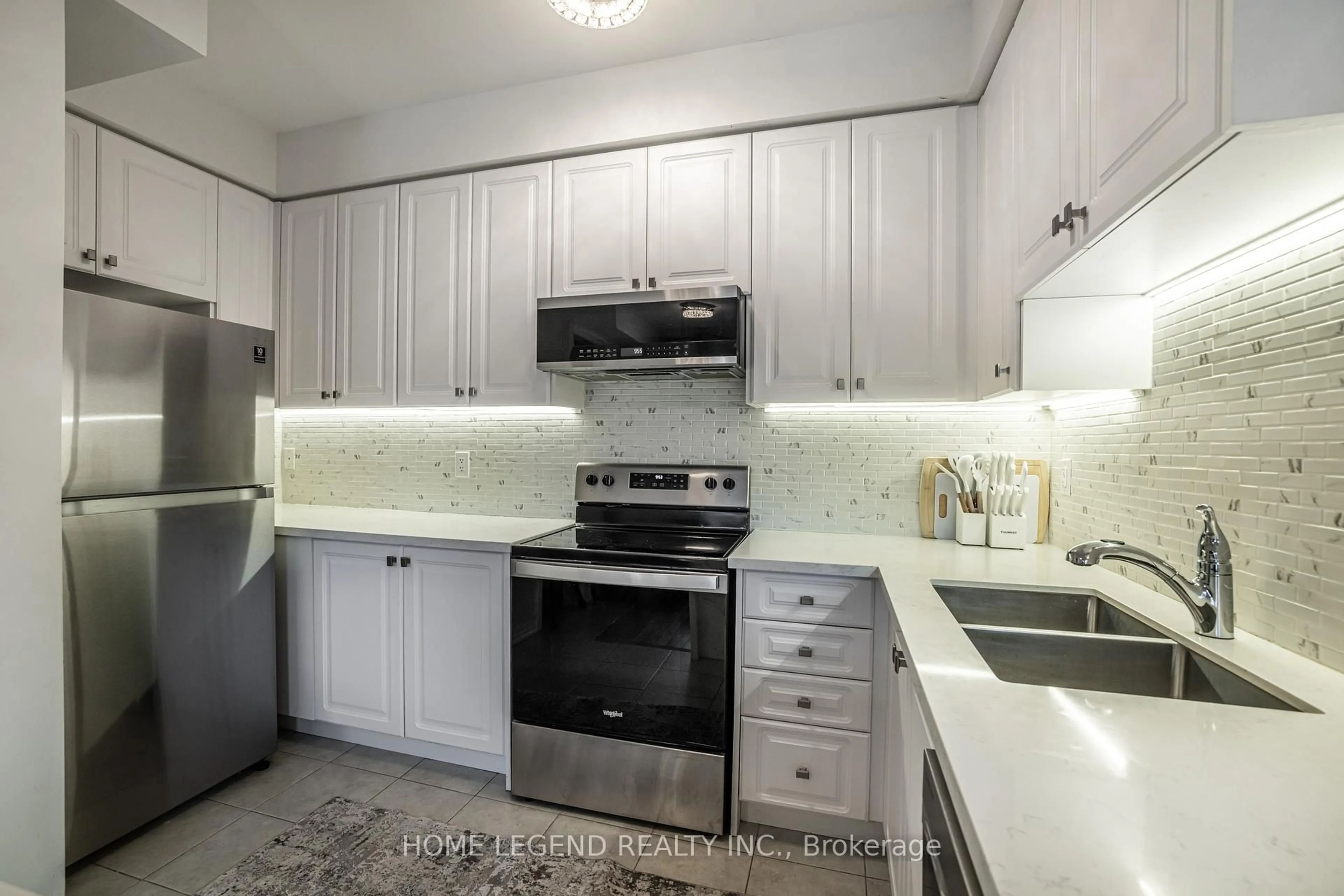 Standard kitchen, ceramic/tile floor for 123 Bravo Lane, Newmarket Ontario L3X 0L2
