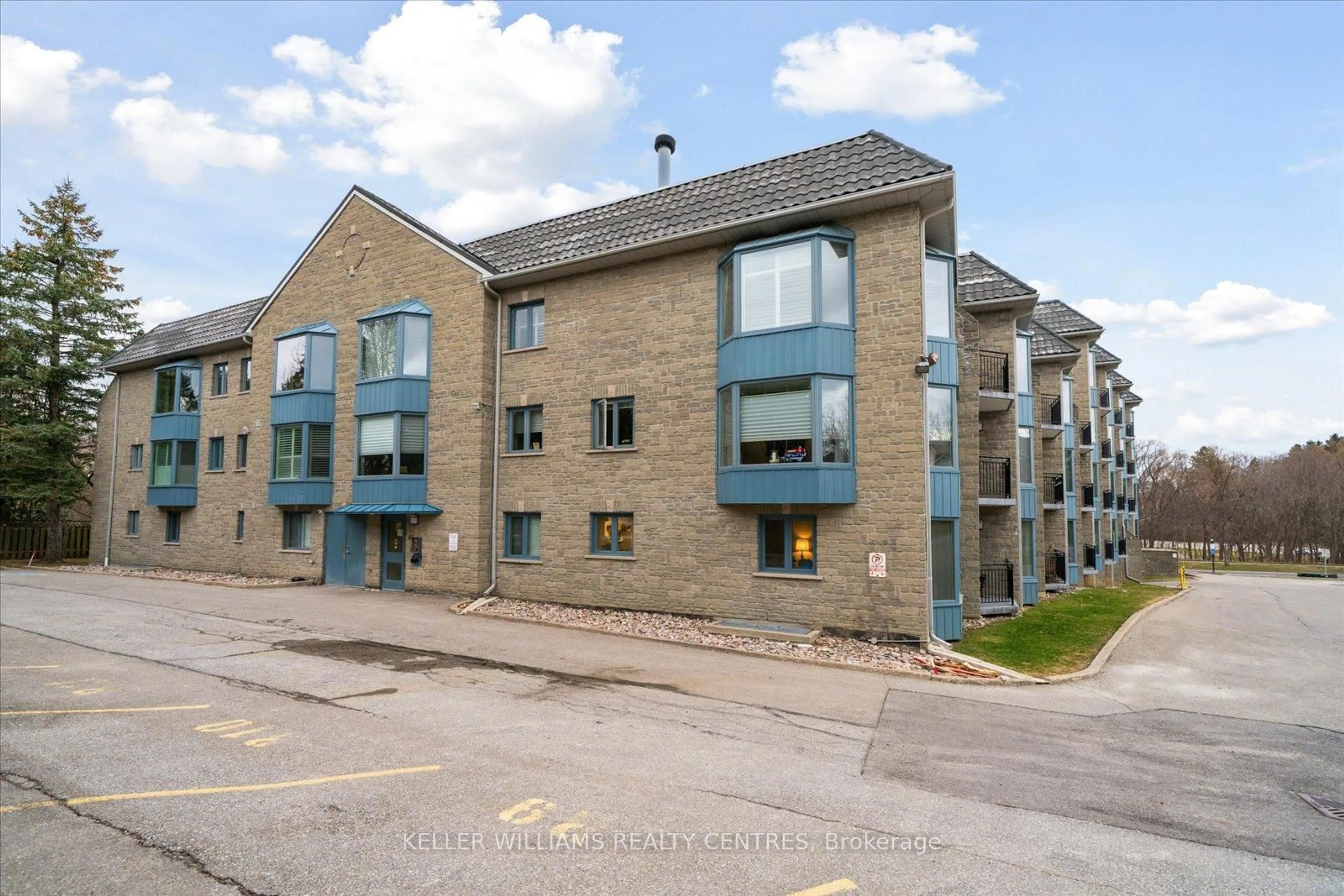 A pic from outside/outdoor area/front of a property/back of a property/a pic from drone, building for 85 Wellington St #203, Aurora Ontario L4G 2P2