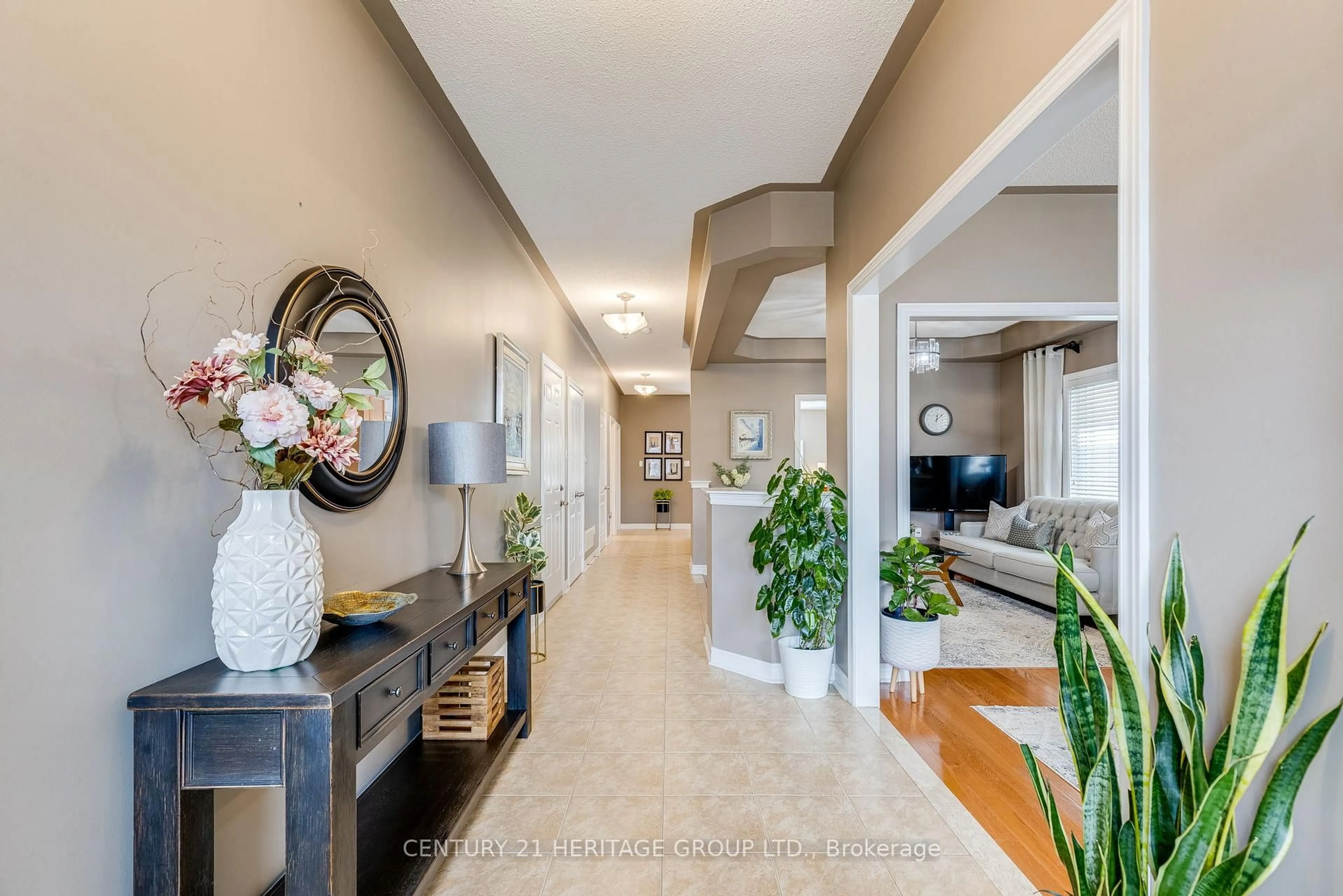 Indoor entryway for 402 Kwapis Blvd, Newmarket Ontario L3X 3H4