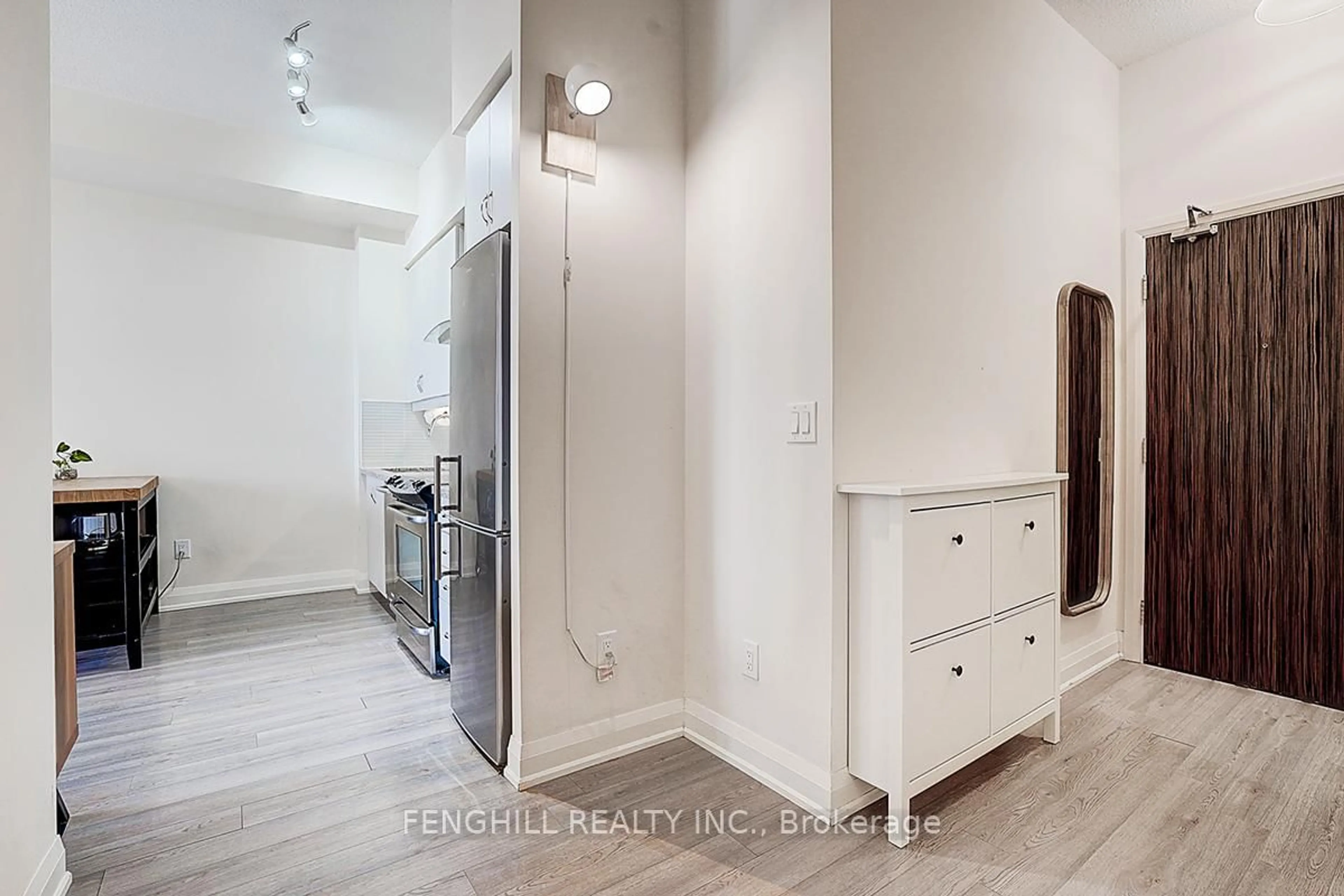 Indoor entryway for 8763 Bayview Ave #506, Richmond Hill Ontario L4B 3V1