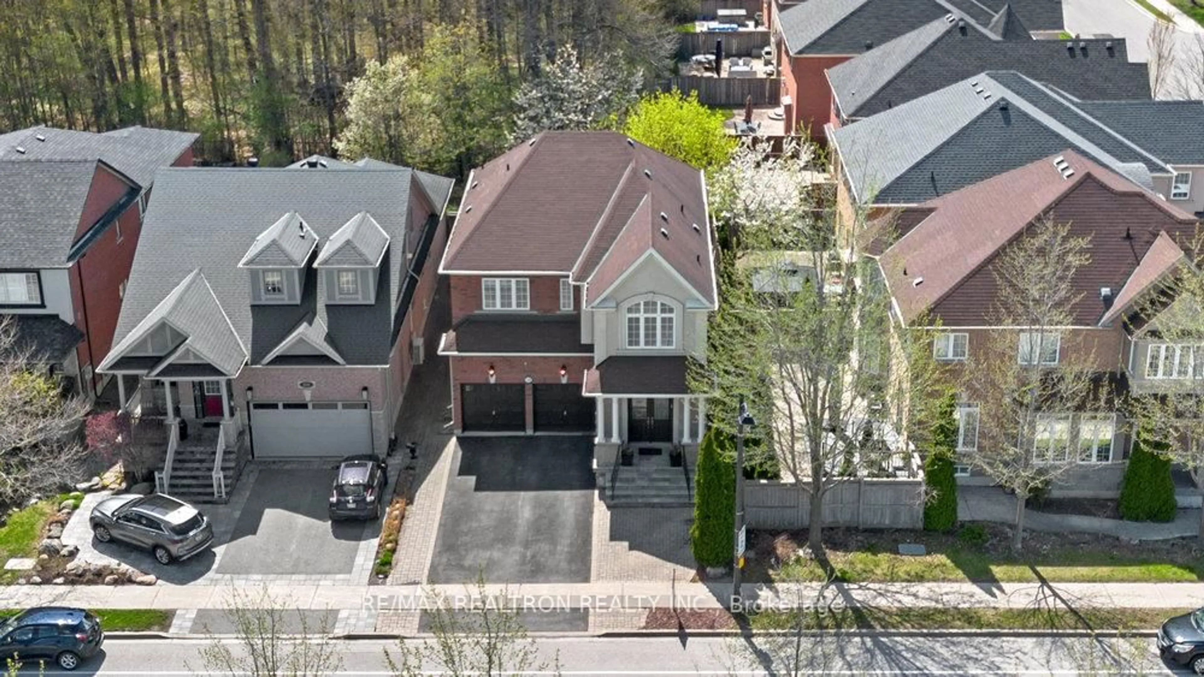 A pic from outside/outdoor area/front of a property/back of a property/a pic from drone, street for 310 Thornhill Woods Dr, Vaughan Ontario L4J 8V6