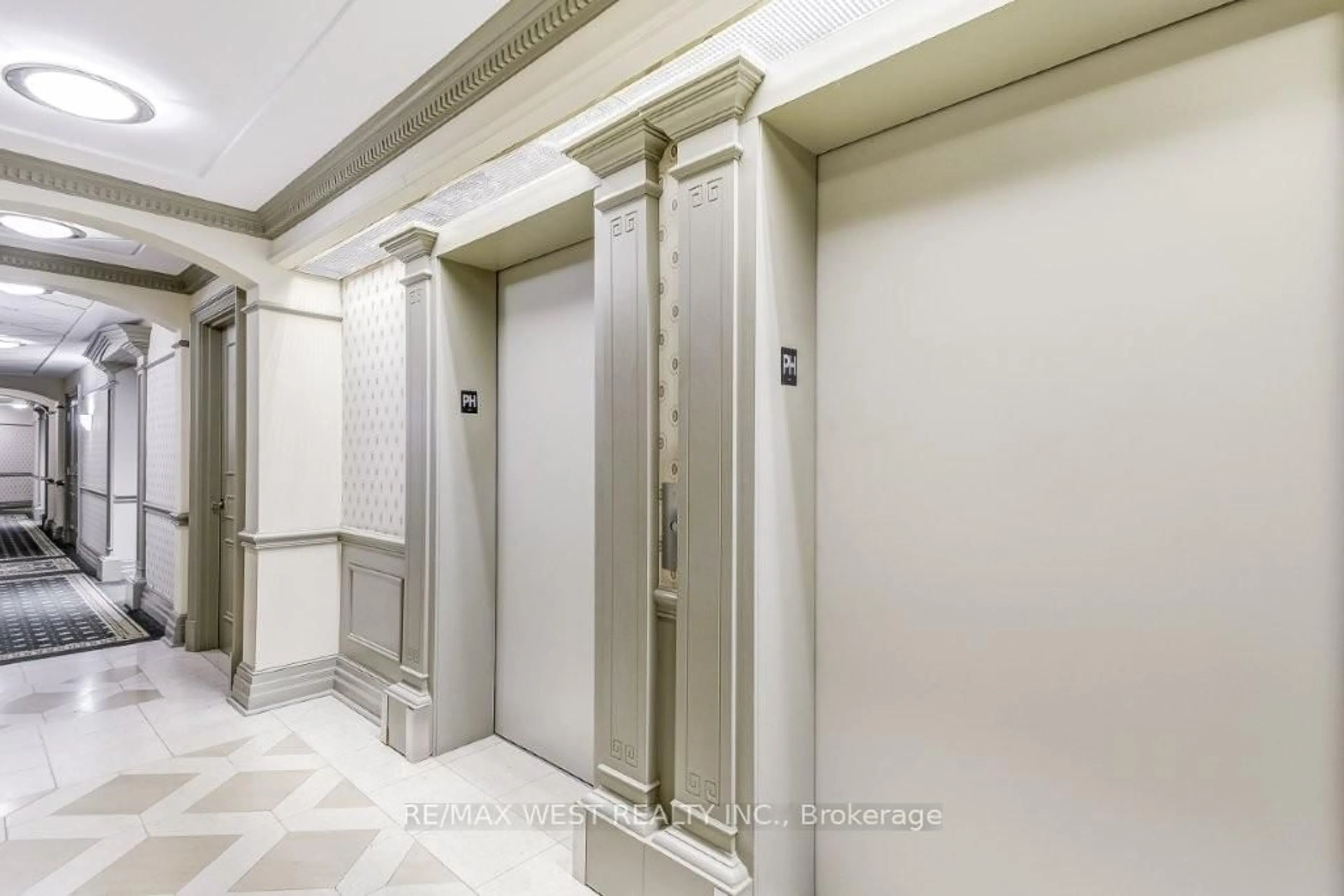 Indoor foyer for 53 Woodbridge Ave #Ph1, Vaughan Ontario L4L 9K9