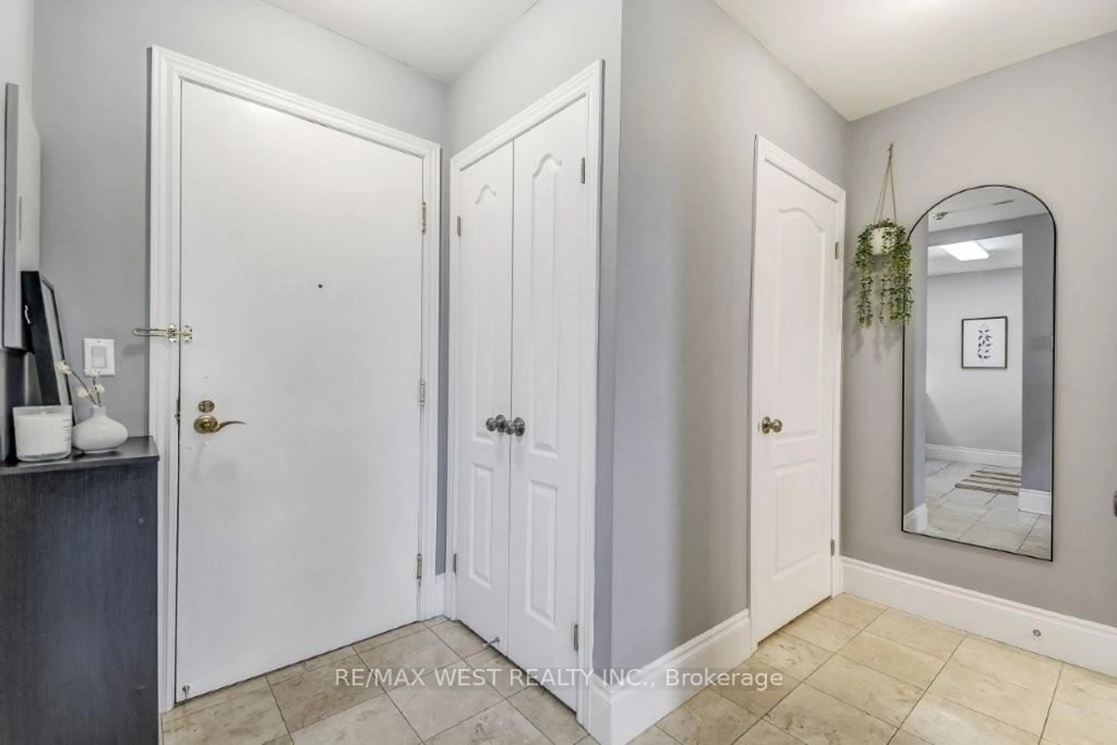 Indoor entryway for 53 Woodbridge Ave #Ph1, Vaughan Ontario L4L 9K9