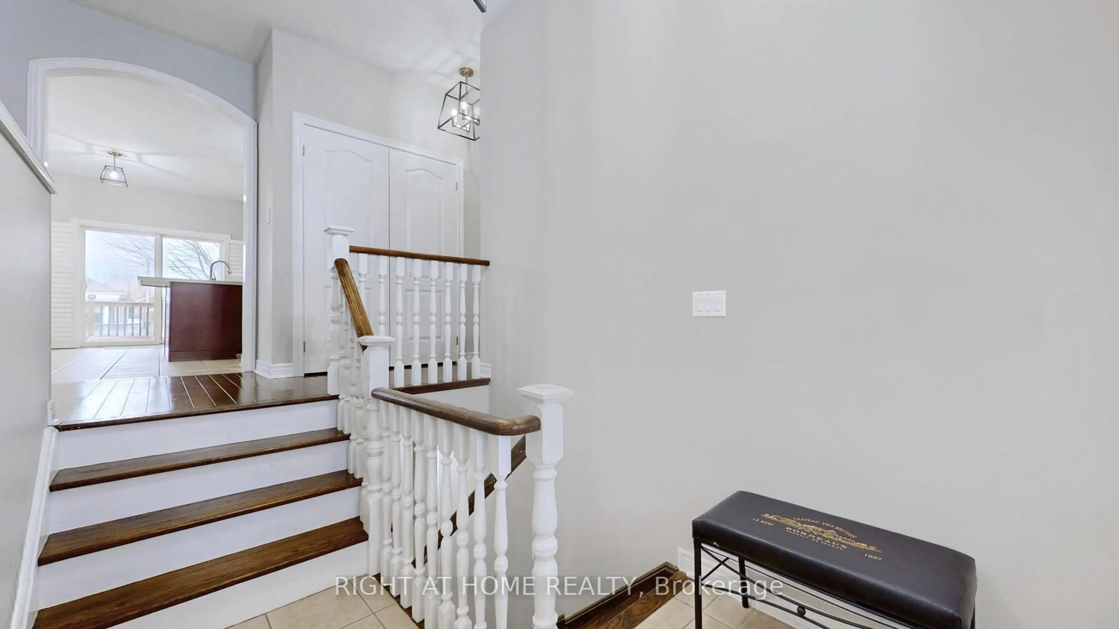 Indoor foyer for 2029 Jans Blvd, Innisfil Ontario L9S 5A4